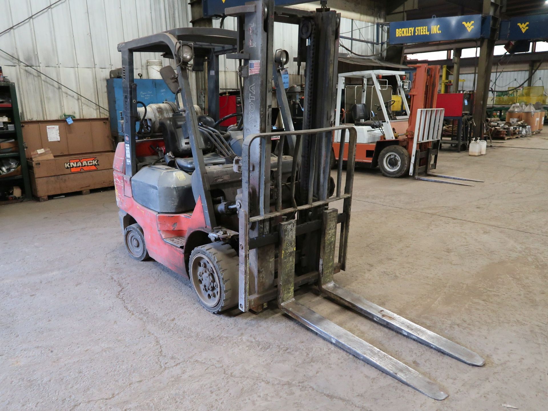 6,500 LB. TOYOTA MODEL 7FGCU32 SOLID TIRE LP GAS LIFT TRUCK; S/N 67222, 2-STAGE MAST, 82" MAST - Image 3 of 10