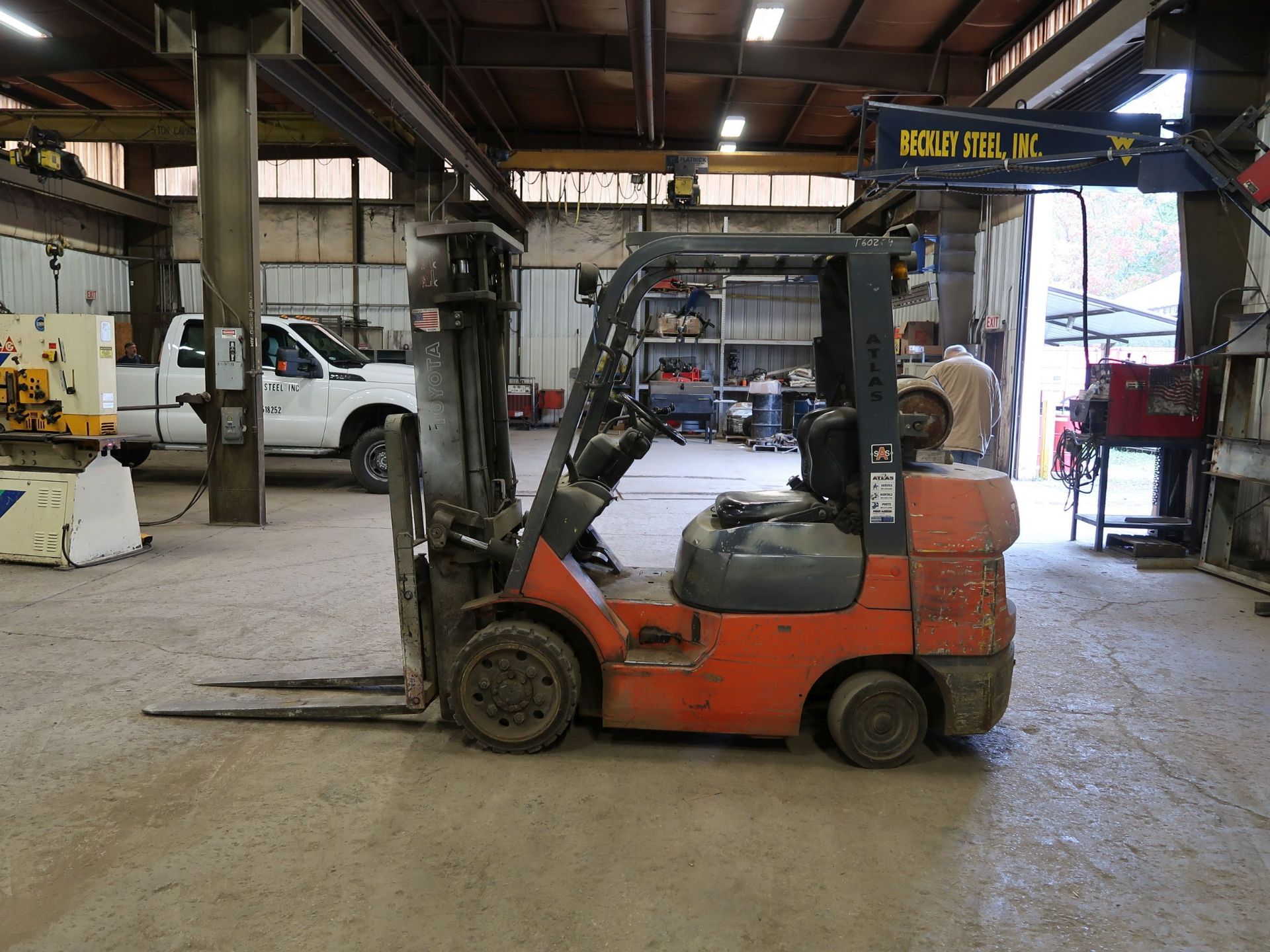 6,500 LB. TOYOTA MODEL 7FGCU32 SOLID TIRE LP GAS LIFT TRUCK; S/N 67222, 2-STAGE MAST, 82" MAST - Image 7 of 10