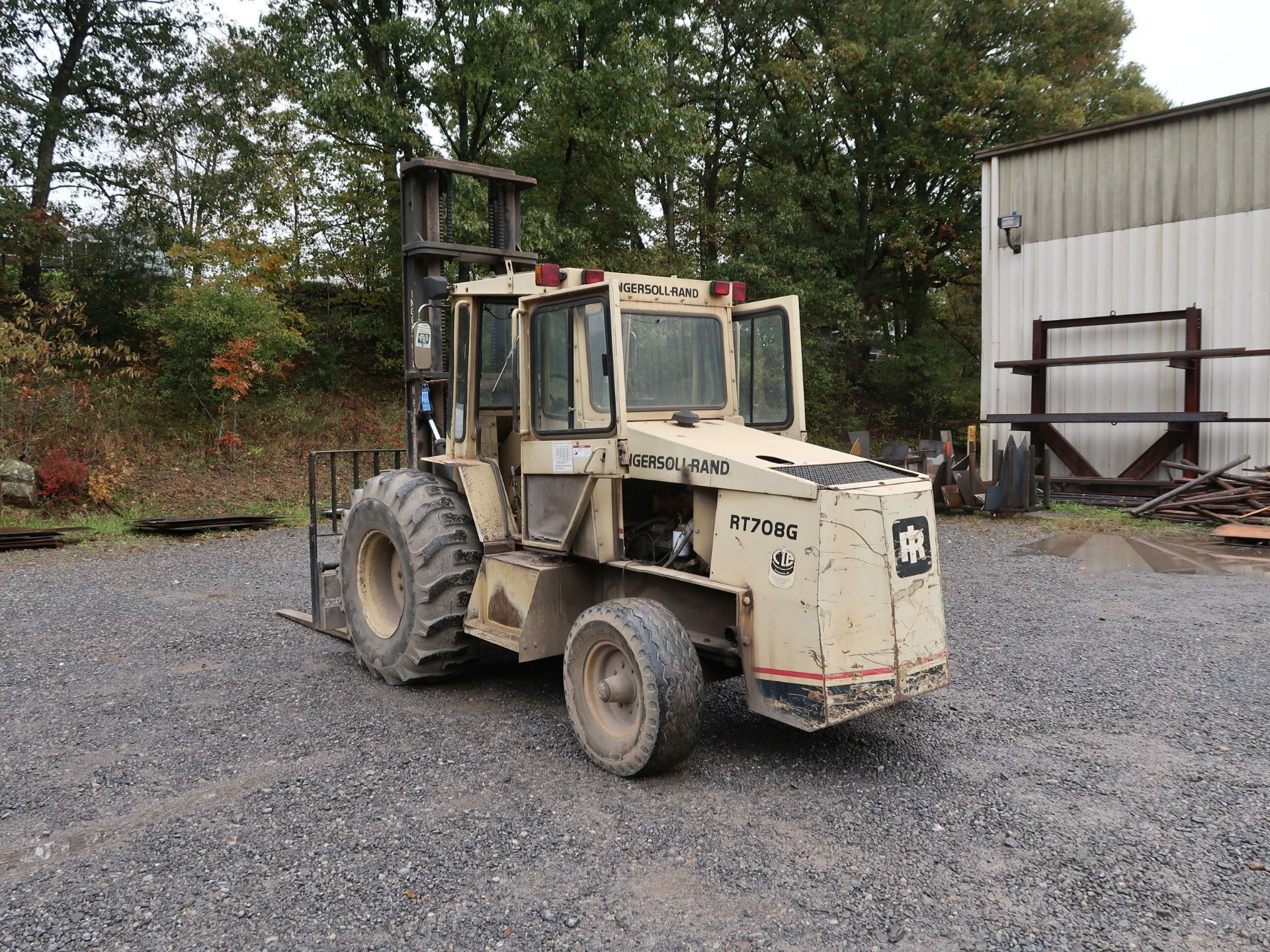 8,000 LB. INGERSOLL RAND MODEL RT7018G 4-CYLINDER DIESEL ROUGH TERRAIN YARD LIFT TRUCK; S/N 14161- - Image 7 of 11