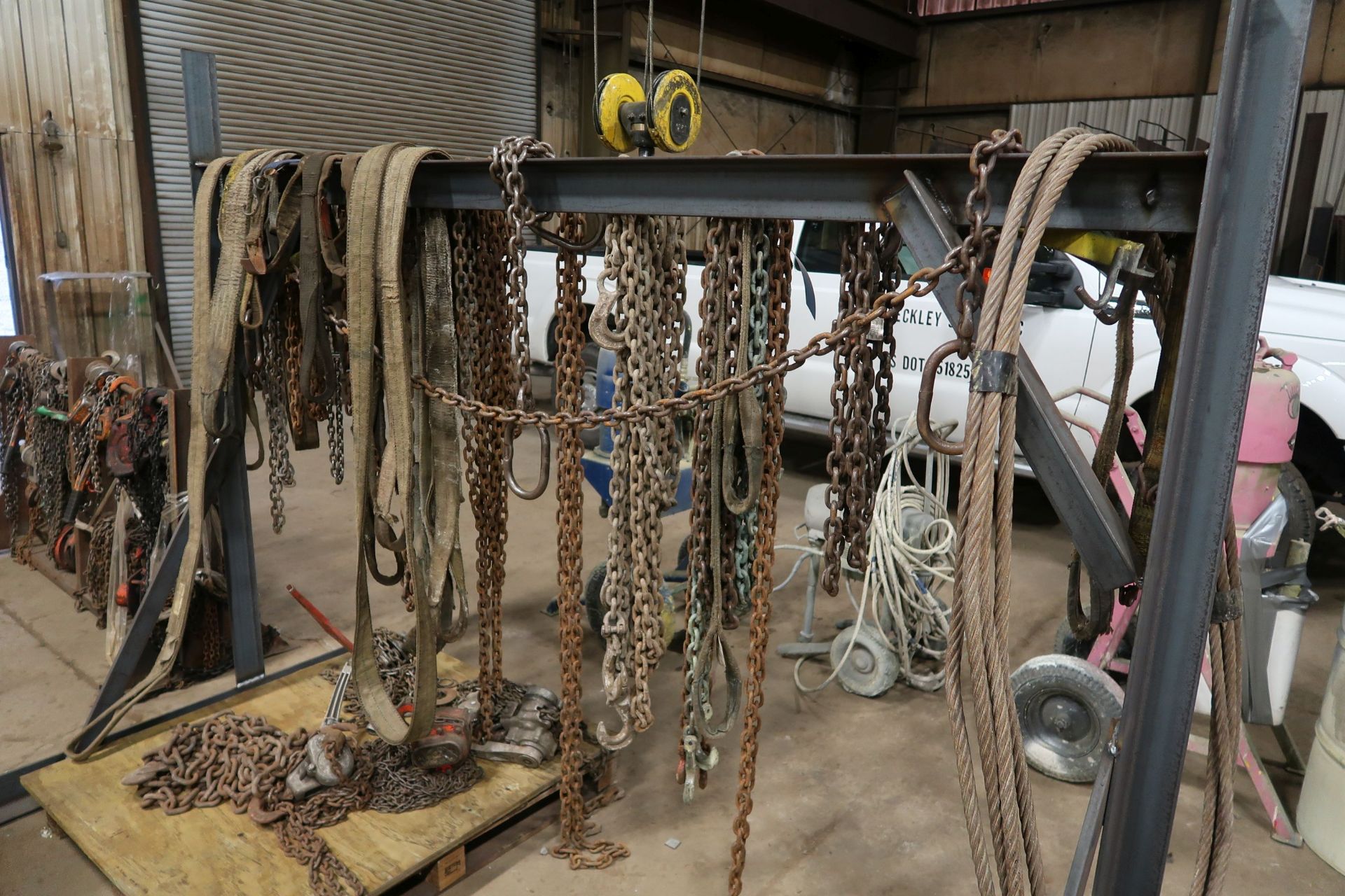 (LOT) LIFTING CHAINS WITH RACK - Image 3 of 3