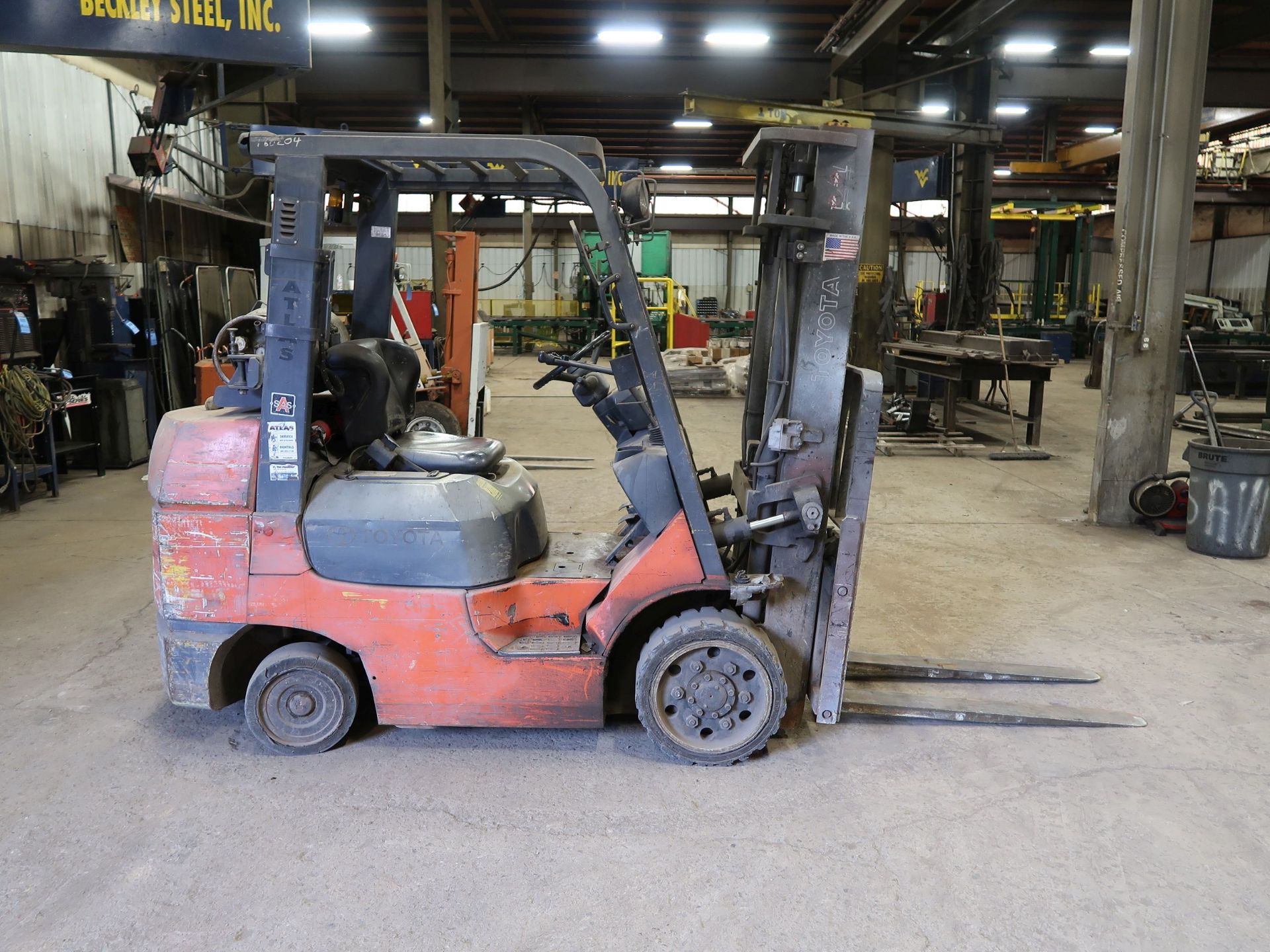 6,500 LB. TOYOTA MODEL 7FGCU32 SOLID TIRE LP GAS LIFT TRUCK; S/N 67222, 2-STAGE MAST, 82" MAST - Image 4 of 10