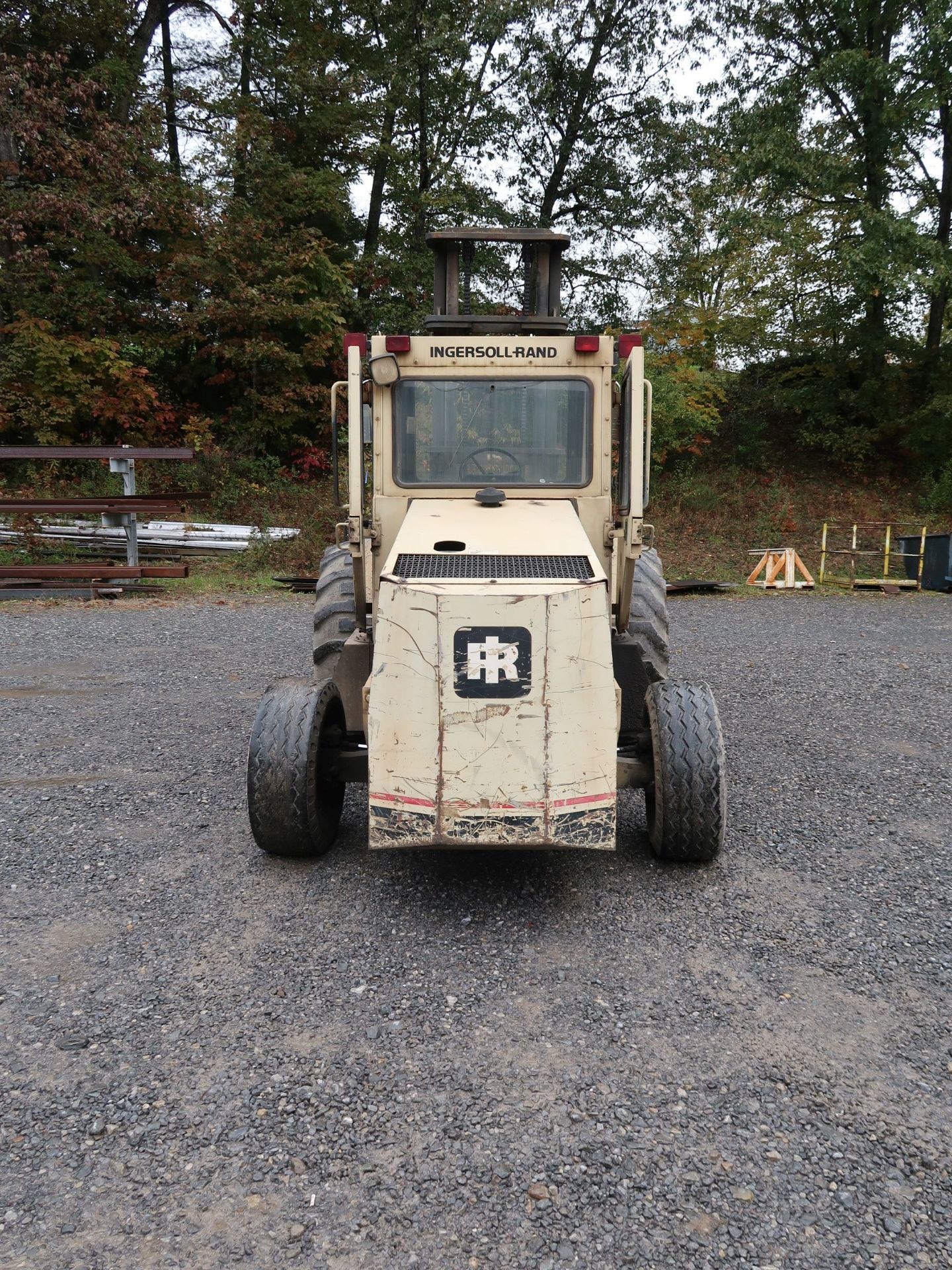 8,000 LB. INGERSOLL RAND MODEL RT7018G 4-CYLINDER DIESEL ROUGH TERRAIN YARD LIFT TRUCK; S/N 14161- - Image 6 of 11