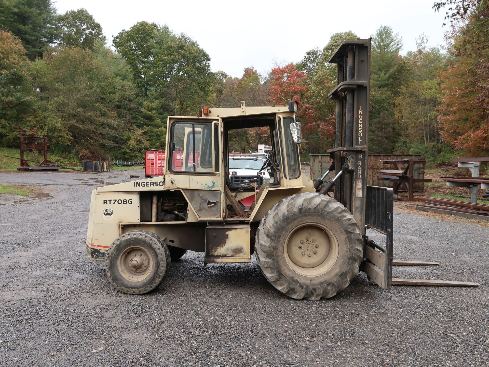 8,000 LB. INGERSOLL RAND MODEL RT7018G 4-CYLINDER DIESEL ROUGH TERRAIN YARD LIFT TRUCK; S/N 14161- - Image 4 of 11