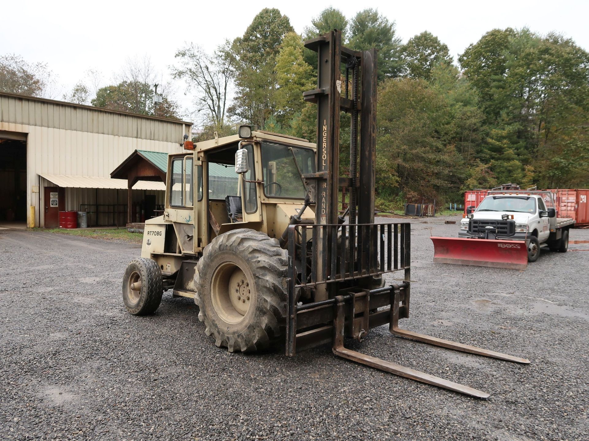 8,000 LB. INGERSOLL RAND MODEL RT7018G 4-CYLINDER DIESEL ROUGH TERRAIN YARD LIFT TRUCK; S/N 14161- - Image 3 of 11