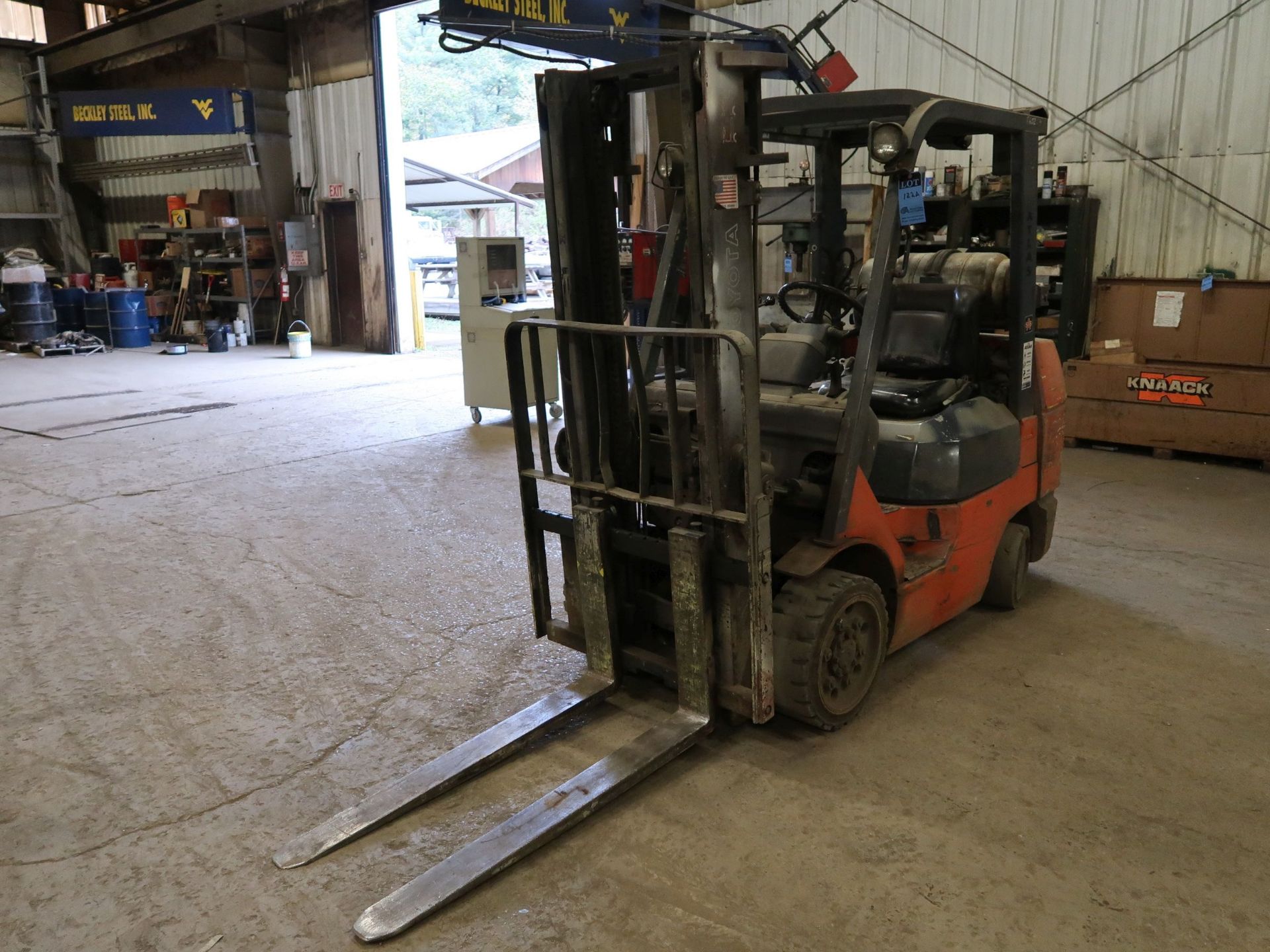 6,500 LB. TOYOTA MODEL 7FGCU32 SOLID TIRE LP GAS LIFT TRUCK; S/N 67222, 2-STAGE MAST, 82" MAST