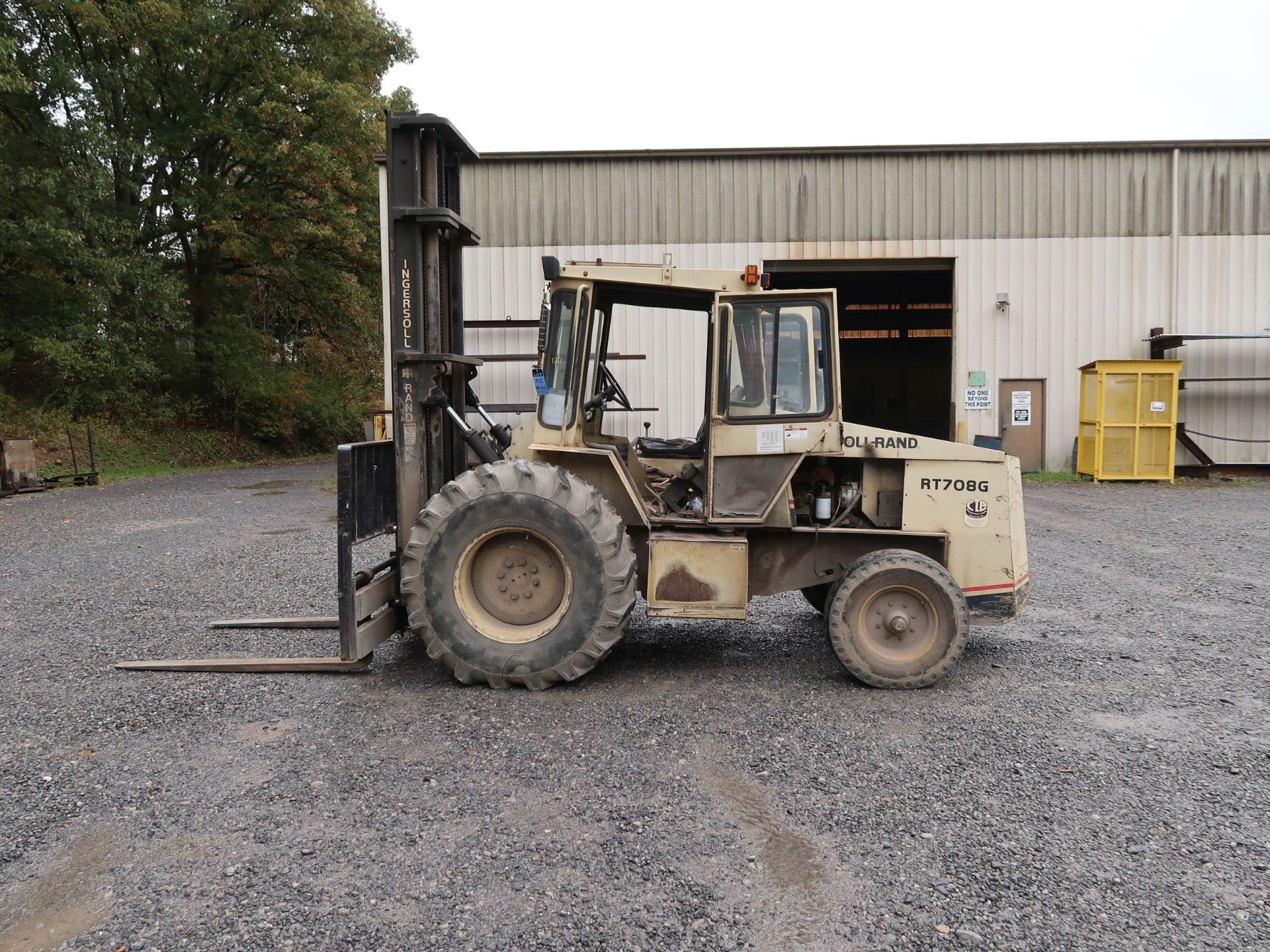 8,000 LB. INGERSOLL RAND MODEL RT7018G 4-CYLINDER DIESEL ROUGH TERRAIN YARD LIFT TRUCK; S/N 14161- - Image 8 of 11