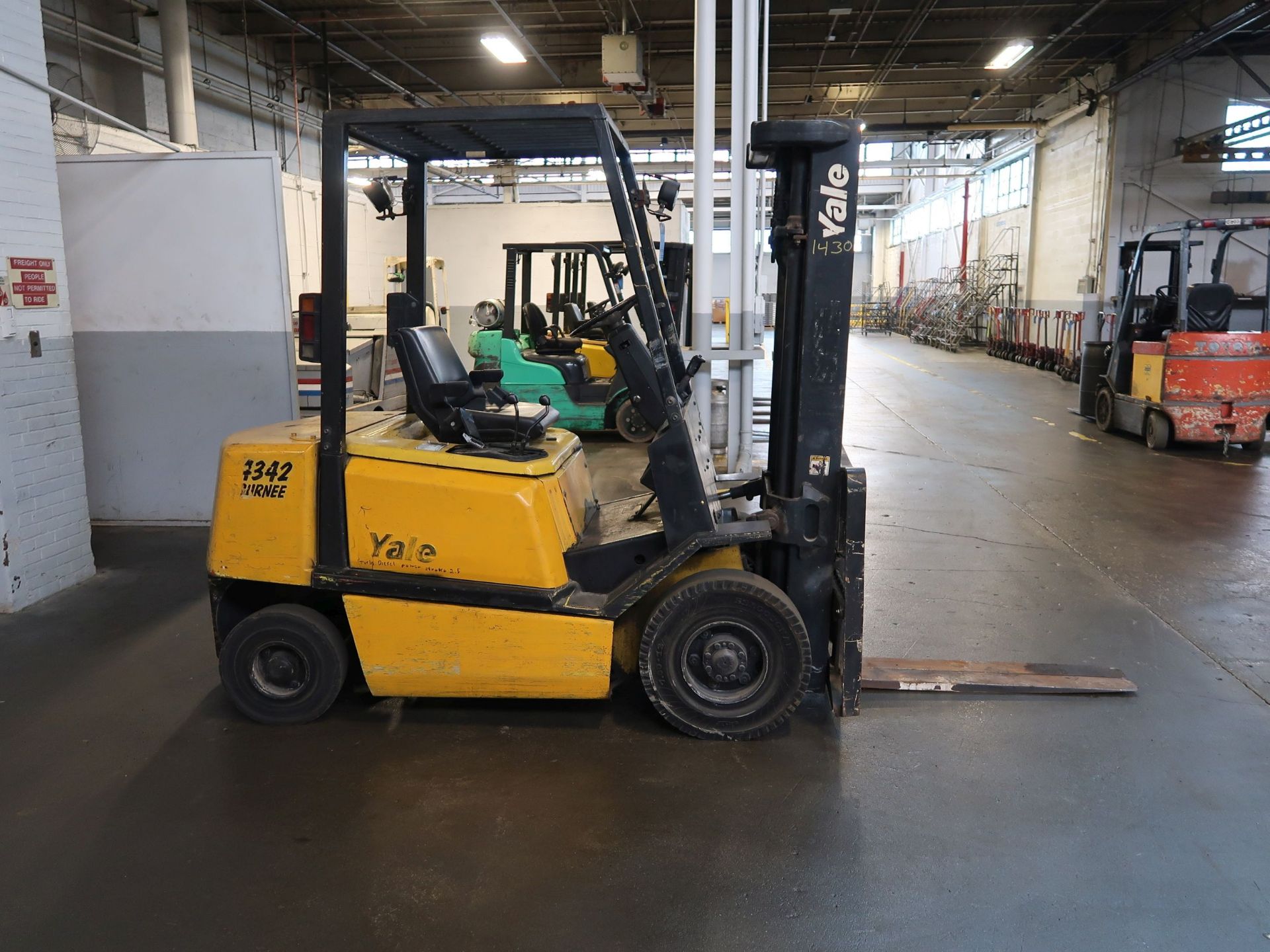 5,000 LB. YALE MODEL GLP050 SOLID PNEUMATIC TIRE DIESEL LIFT TRUCK; S/N A875B26860B, 171" 3-STAGE - Image 4 of 11