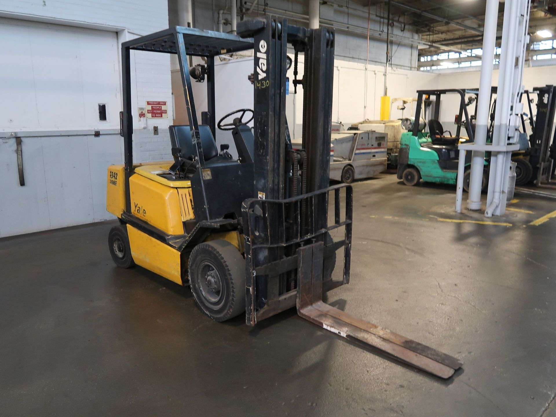 5,000 LB. YALE MODEL GLP050 SOLID PNEUMATIC TIRE DIESEL LIFT TRUCK; S/N A875B26860B, 171" 3-STAGE - Image 3 of 11