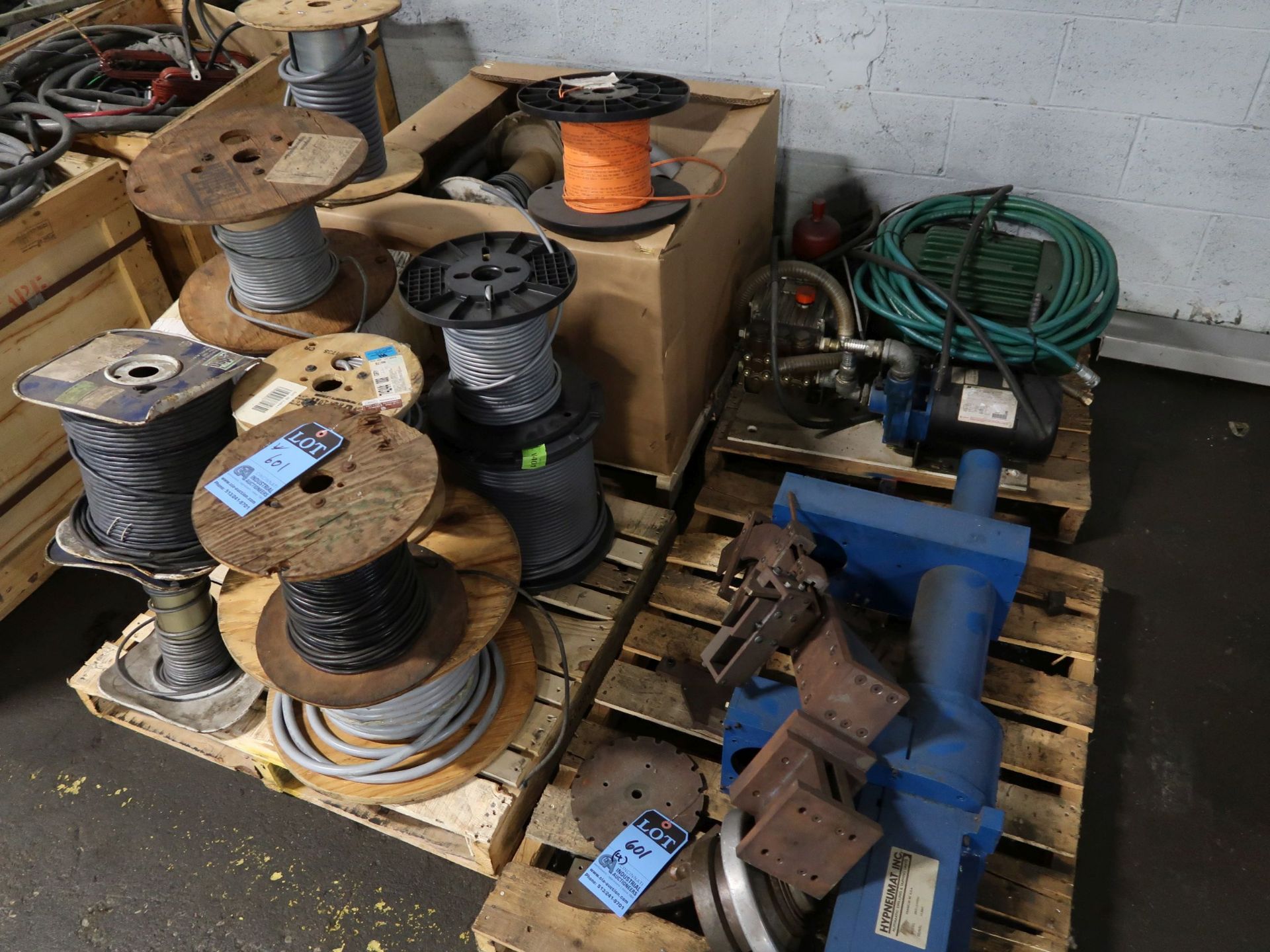 (LOT) ASSORTED ELECTRIC WIRE PUMP AND OTHER MACHINE PARTS