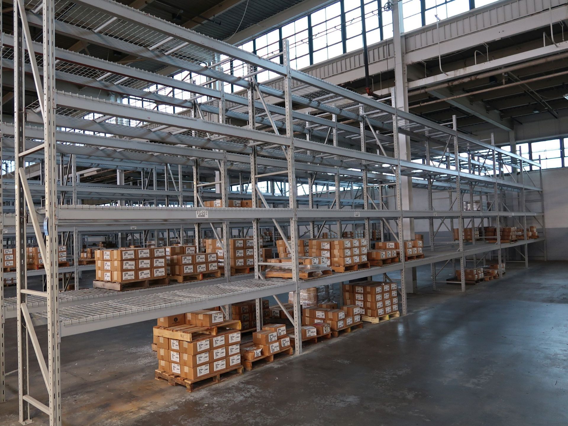 SECTIONS 32" X 124" X 180" NOTCH TYPE ADJUSTABLE BEAM PALLET RACKS WITH (7) 32" X 180" UPRIGHTS, (