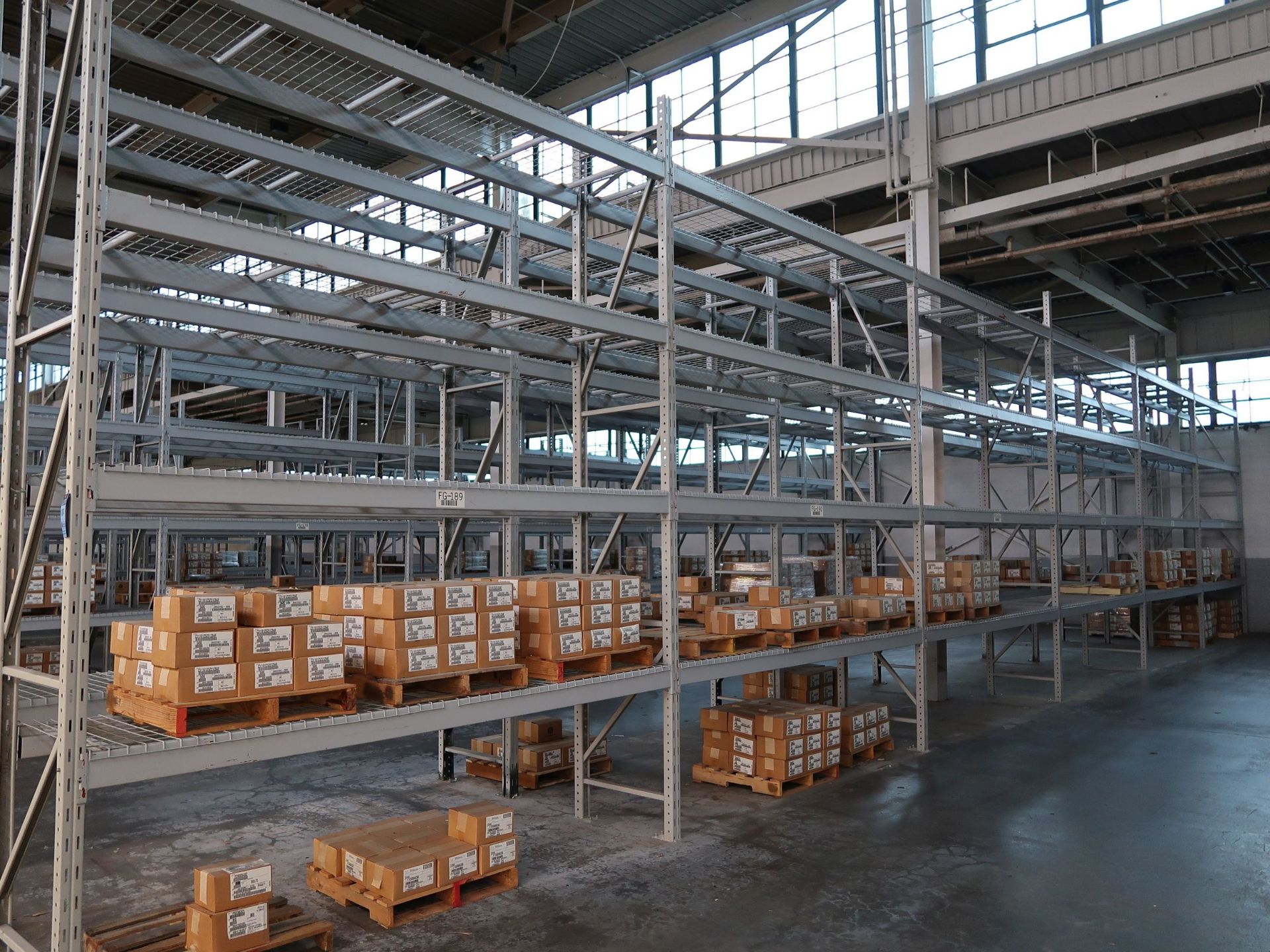 SECTIONS 32" X 124" X 180" NOTCH TYPE ADJUSTABLE BEAM PALLET RACKS WITH (7) 32" X 180" UPRIGHTS, (