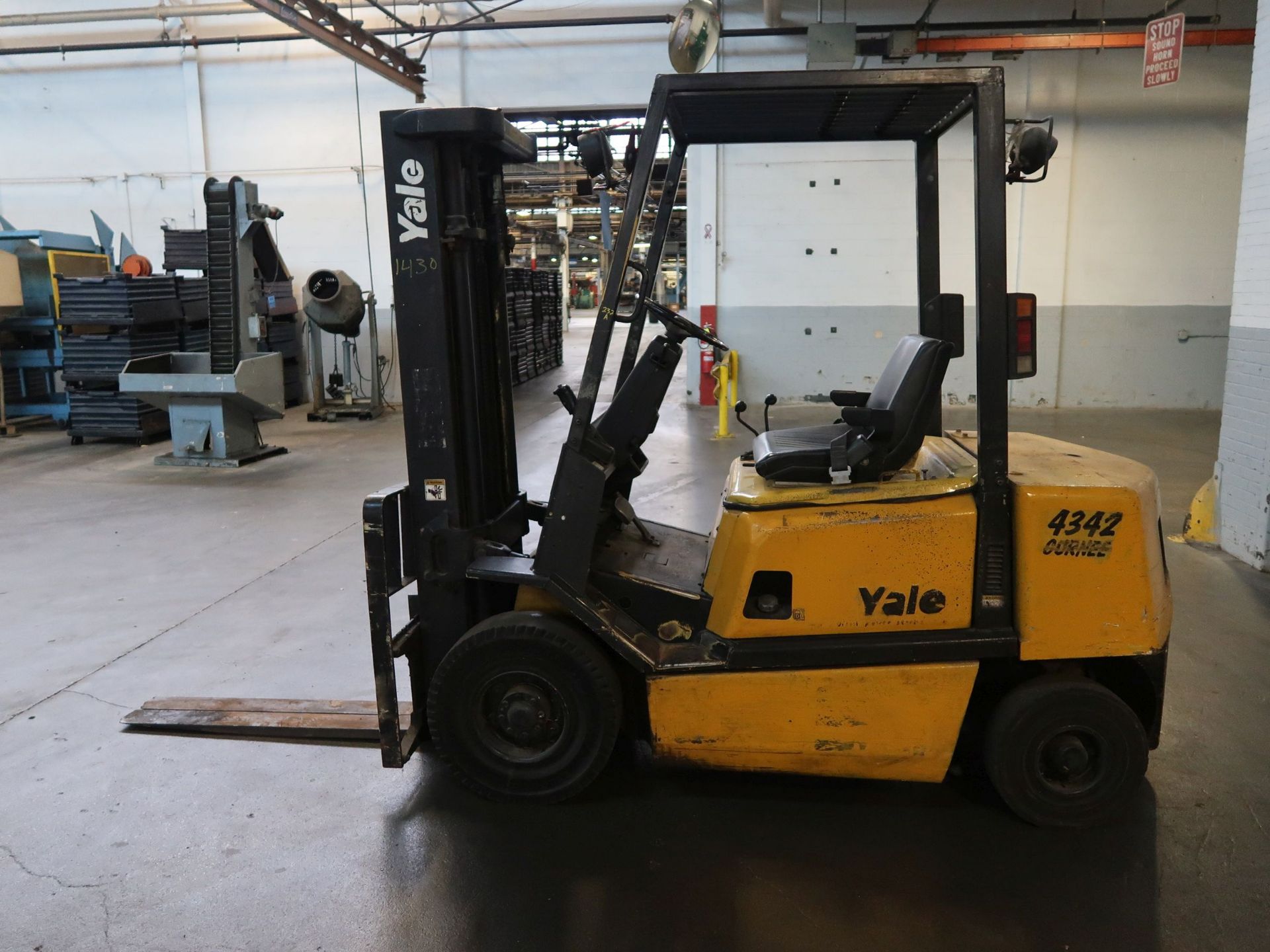5,000 LB. YALE MODEL GLP050 SOLID PNEUMATIC TIRE DIESEL LIFT TRUCK; S/N A875B26860B, 171" 3-STAGE - Image 8 of 11