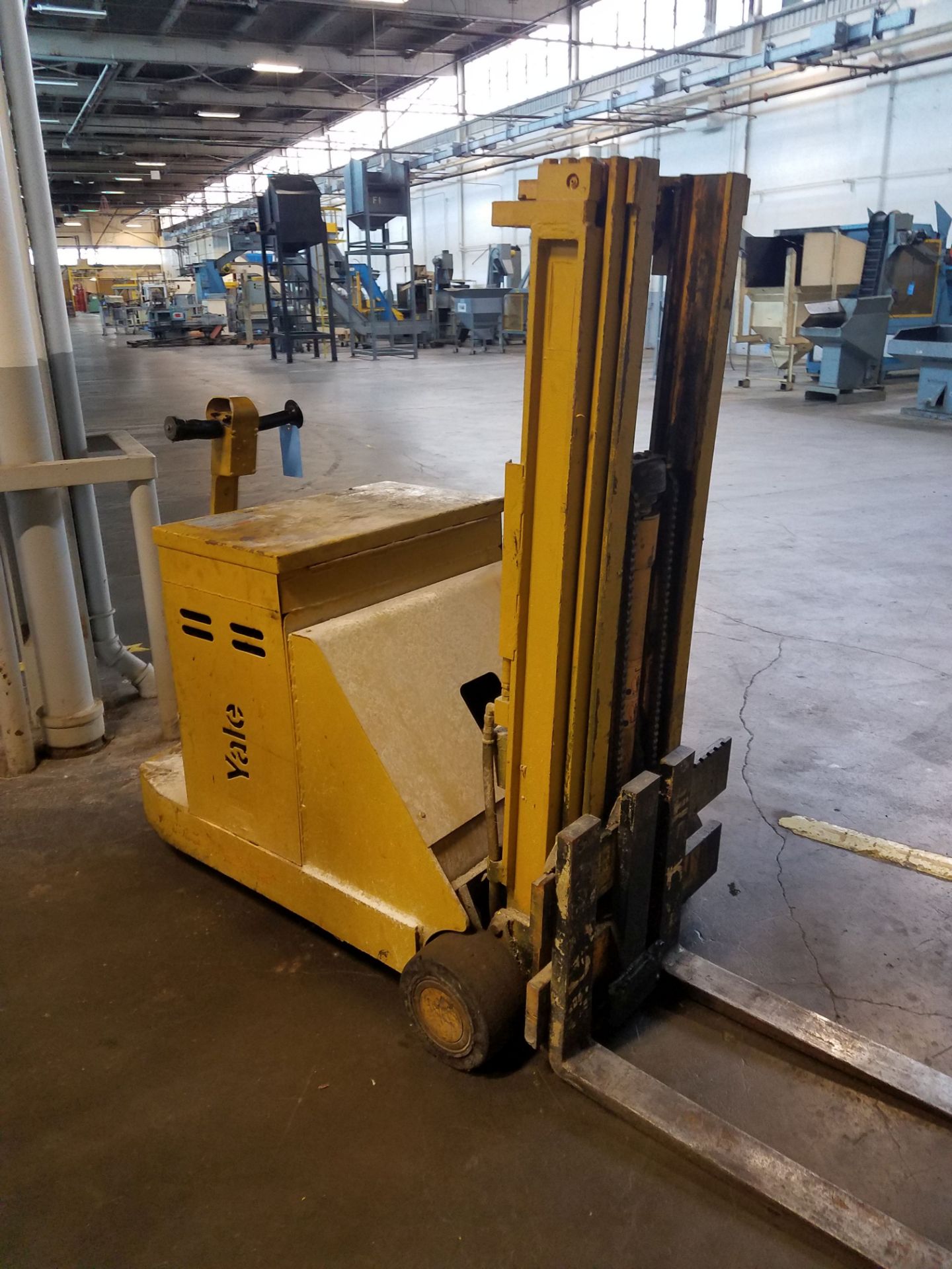 2,000 LB. YALE WALK BEHIND LIFT TRUCK; NO BATTERY OR CHARGER - Image 2 of 4