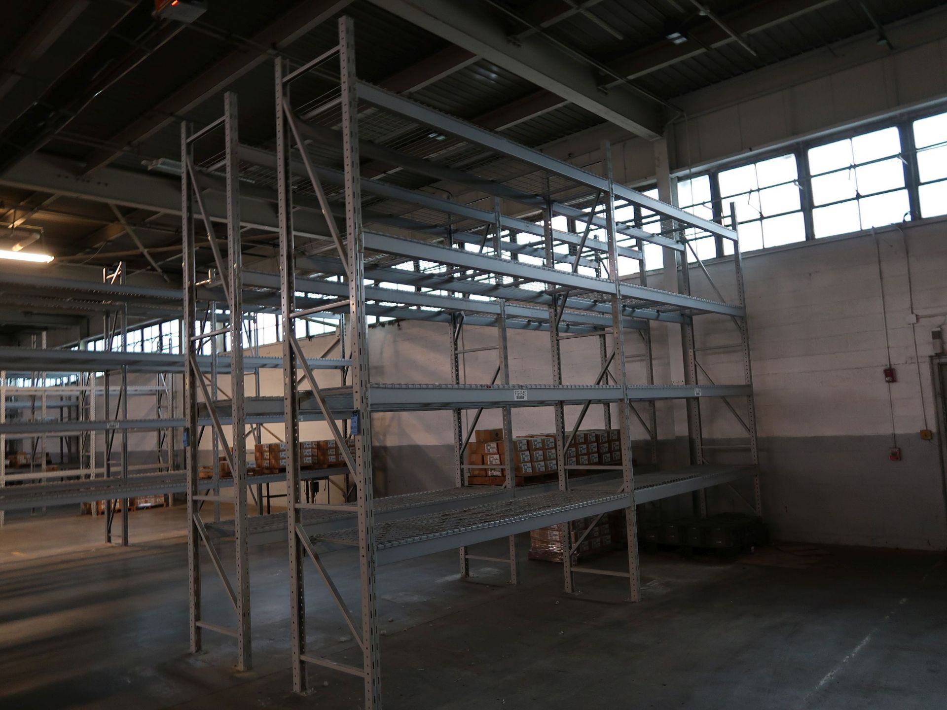 SECTIONS 32" X 124" X 180" NOTCH TYPE ADJUSTABLE BEAM PALLET RACKS WITH (6) 32" X 180" UPRIGHTS, ( - Image 2 of 4