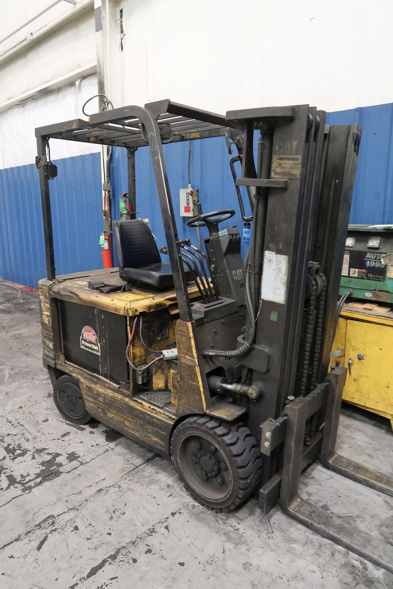 5,500 LB. CATERPILLAR MODEL 2EC30 ELECTRIC CUSHION TIRE LIFT TRUCK; S/N A2EC320121, THREE STAGE - Image 2 of 8