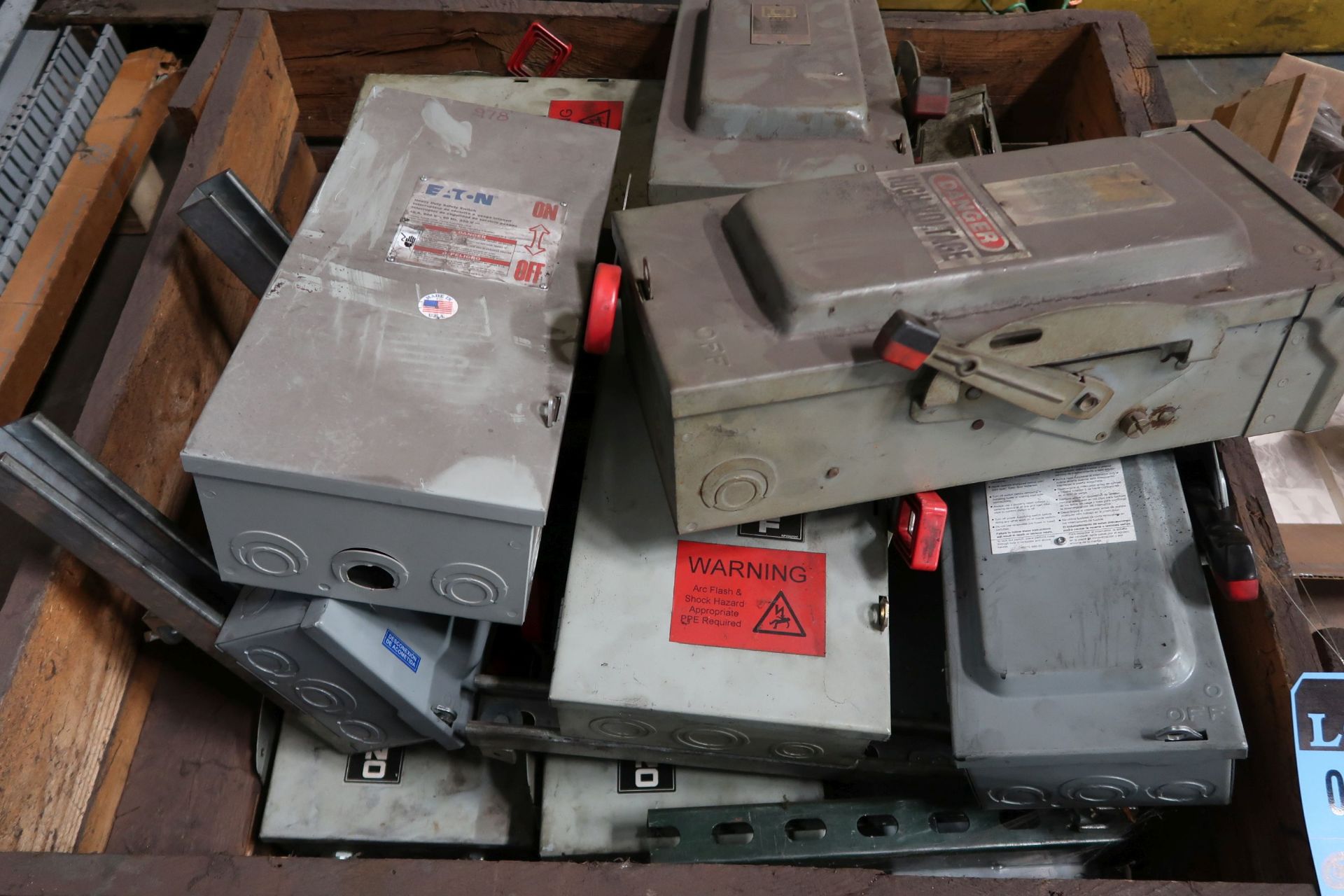 (LOT) ELECTRICAL SWITCHES **LOADING PRICE DUE TO ERRA - $25.00** - Bild 2 aus 3