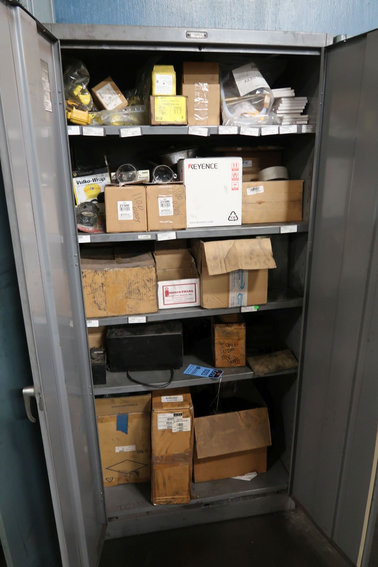 (LOT) STORAGE CABINET WITH MACHINE PARTS **LOADING PRICE DUE TO ERRA - $50.00**