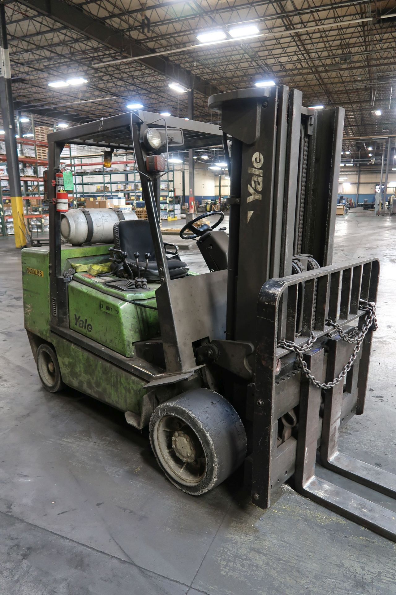 9,400 LB. YALE MODEL GLC100 LP GAS SOLID TIRE LIFT TRUCK; S/N B818N01620W, SIDE SHIFT, THREE STAGE - Image 2 of 8