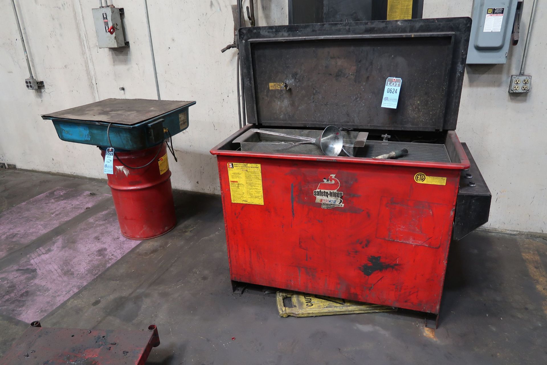 (LOT) SAFETY KLEEN MODEL 81 AGITATING PARTS WASHER AND SMALLER PARTS WASHER **LOADING PRICE DUE TO