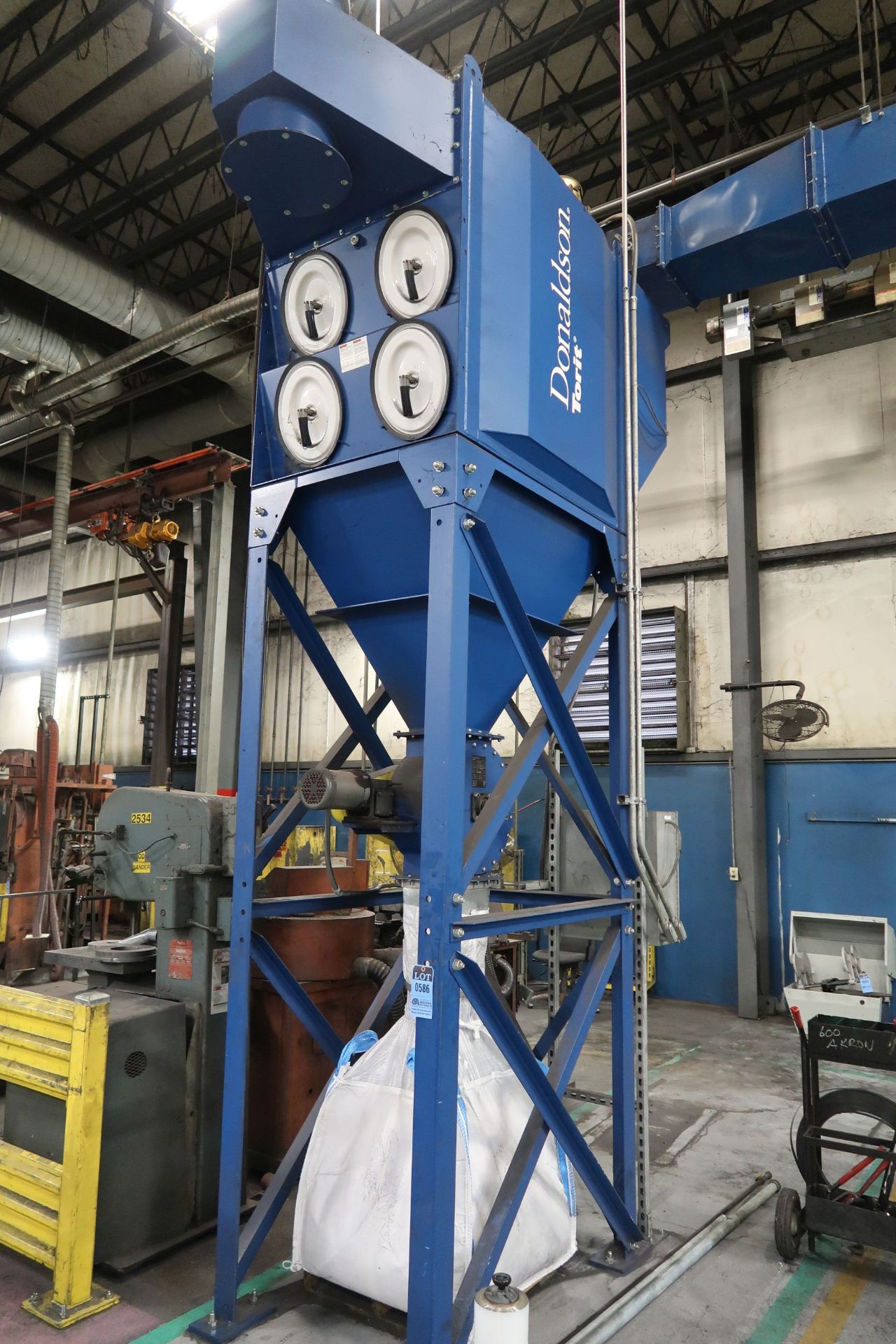 TORIT MODEL DF02-8 DOWN-FLO DUST COLLECTOR; S/N 104-07-524-L1 **NO CHASING DUCT WORK** **LOADING