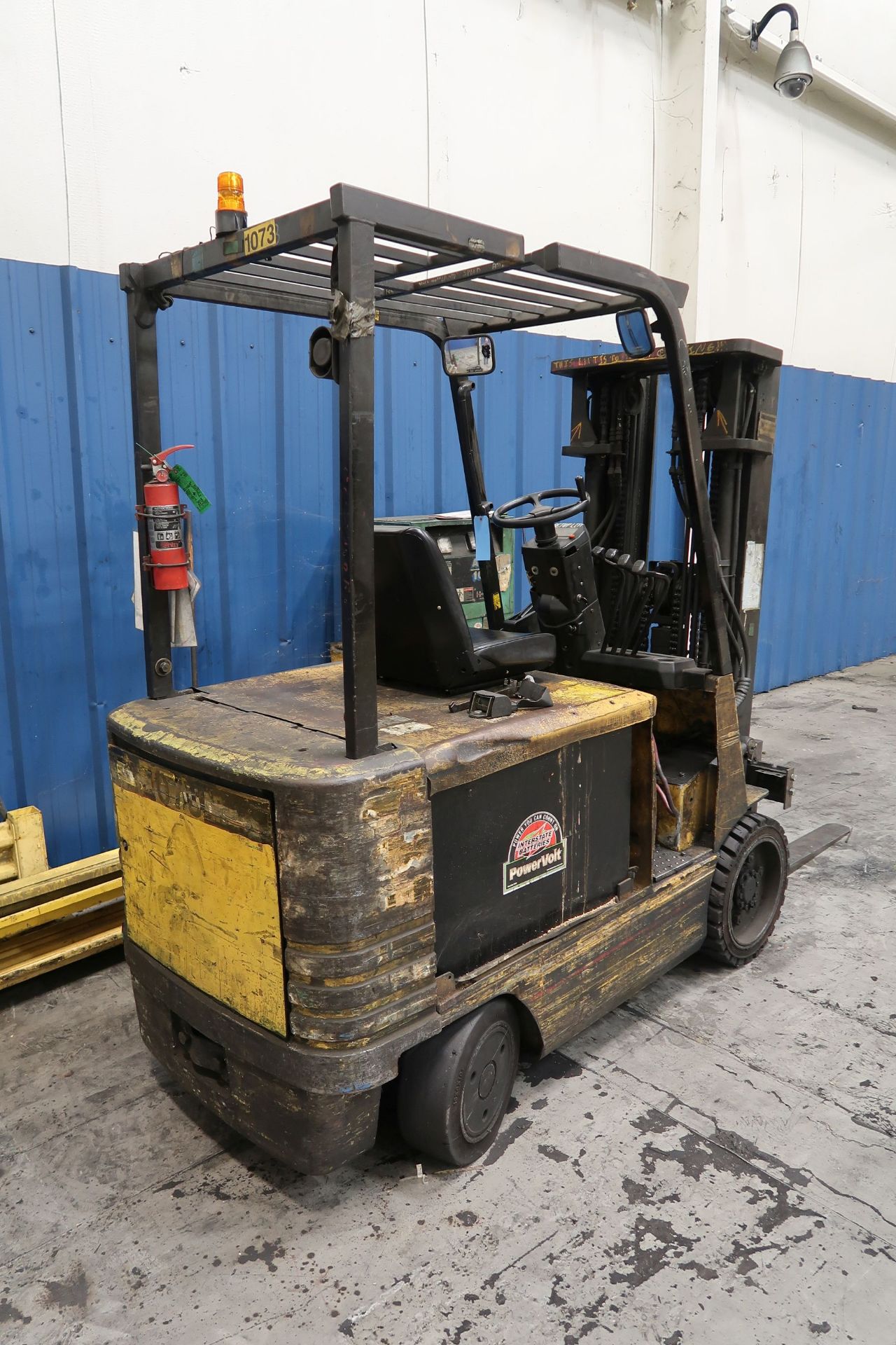 5,500 LB. CATERPILLAR MODEL 2EC30 ELECTRIC CUSHION TIRE LIFT TRUCK; S/N A2EC320121, THREE STAGE - Image 3 of 8