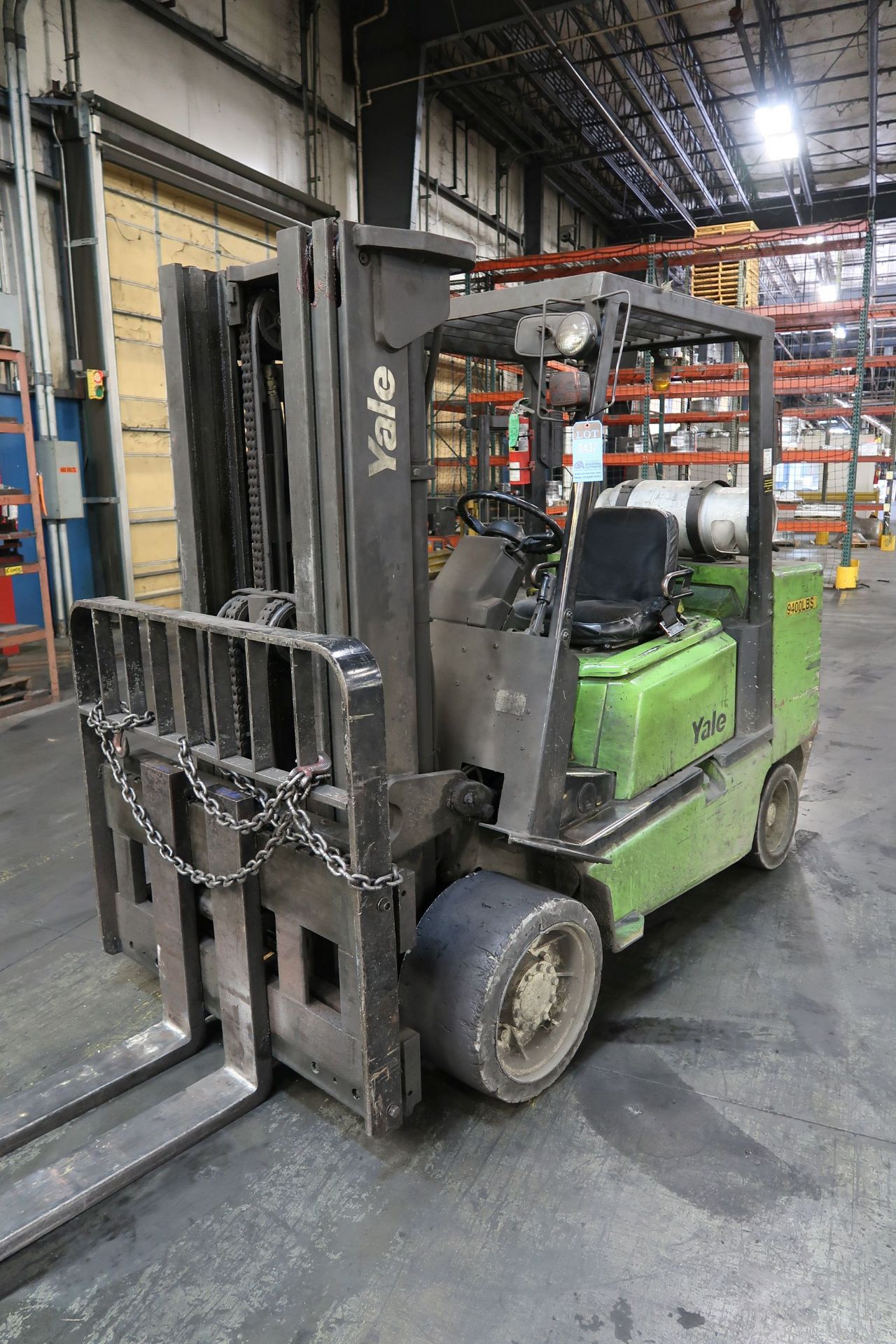 9,400 LB. YALE MODEL GLC100 LP GAS SOLID TIRE LIFT TRUCK; S/N B818N01620W, SIDE SHIFT, THREE STAGE