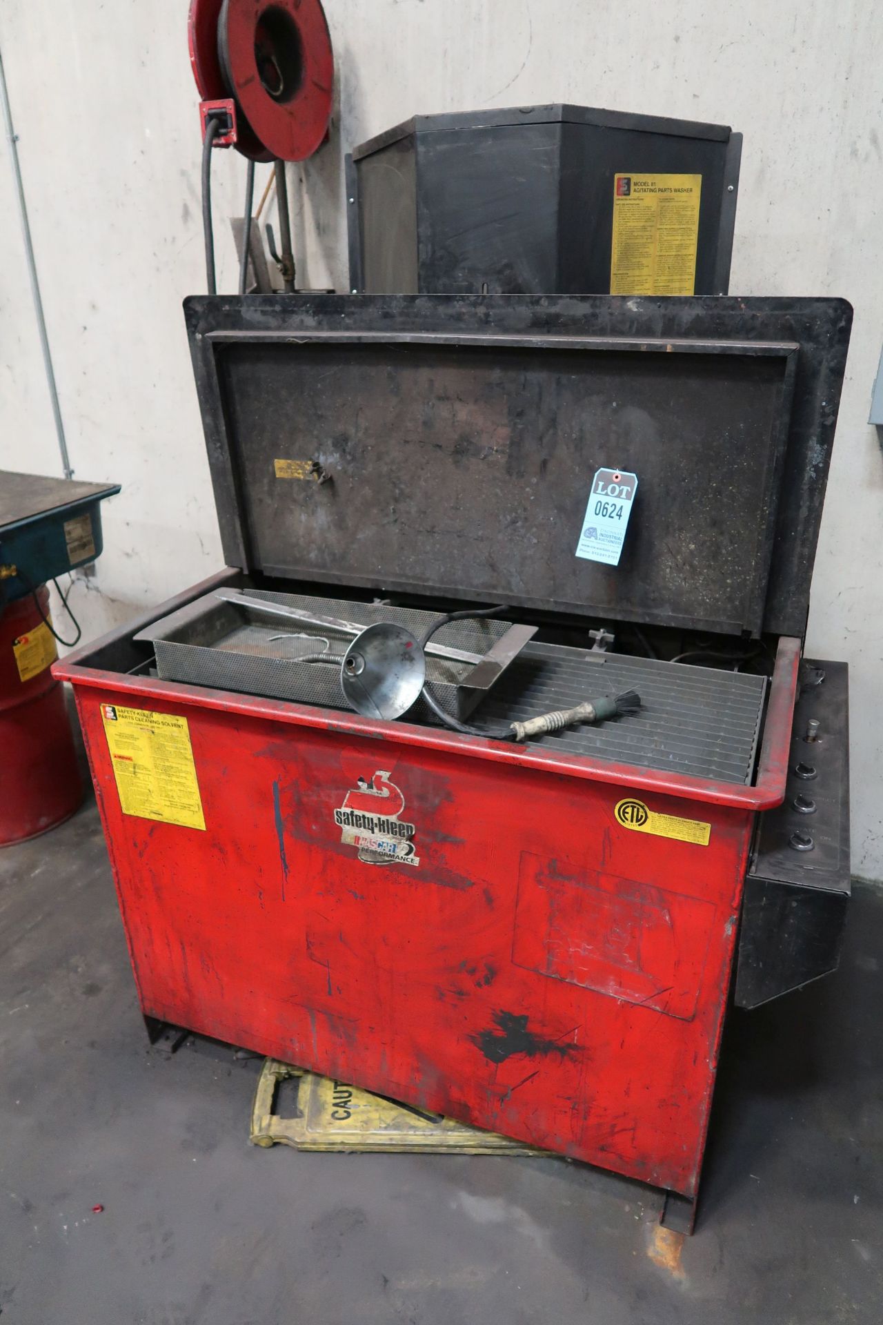 (LOT) SAFETY KLEEN MODEL 81 AGITATING PARTS WASHER AND SMALLER PARTS WASHER **LOADING PRICE DUE TO - Image 2 of 3