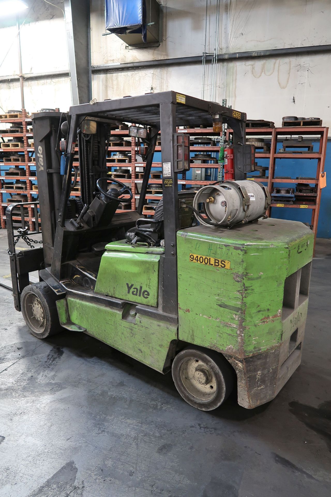 9,400 LB. YALE MODEL GLC100 LP GAS SOLID TIRE LIFT TRUCK; S/N B818N01620W, SIDE SHIFT, THREE STAGE - Image 4 of 8