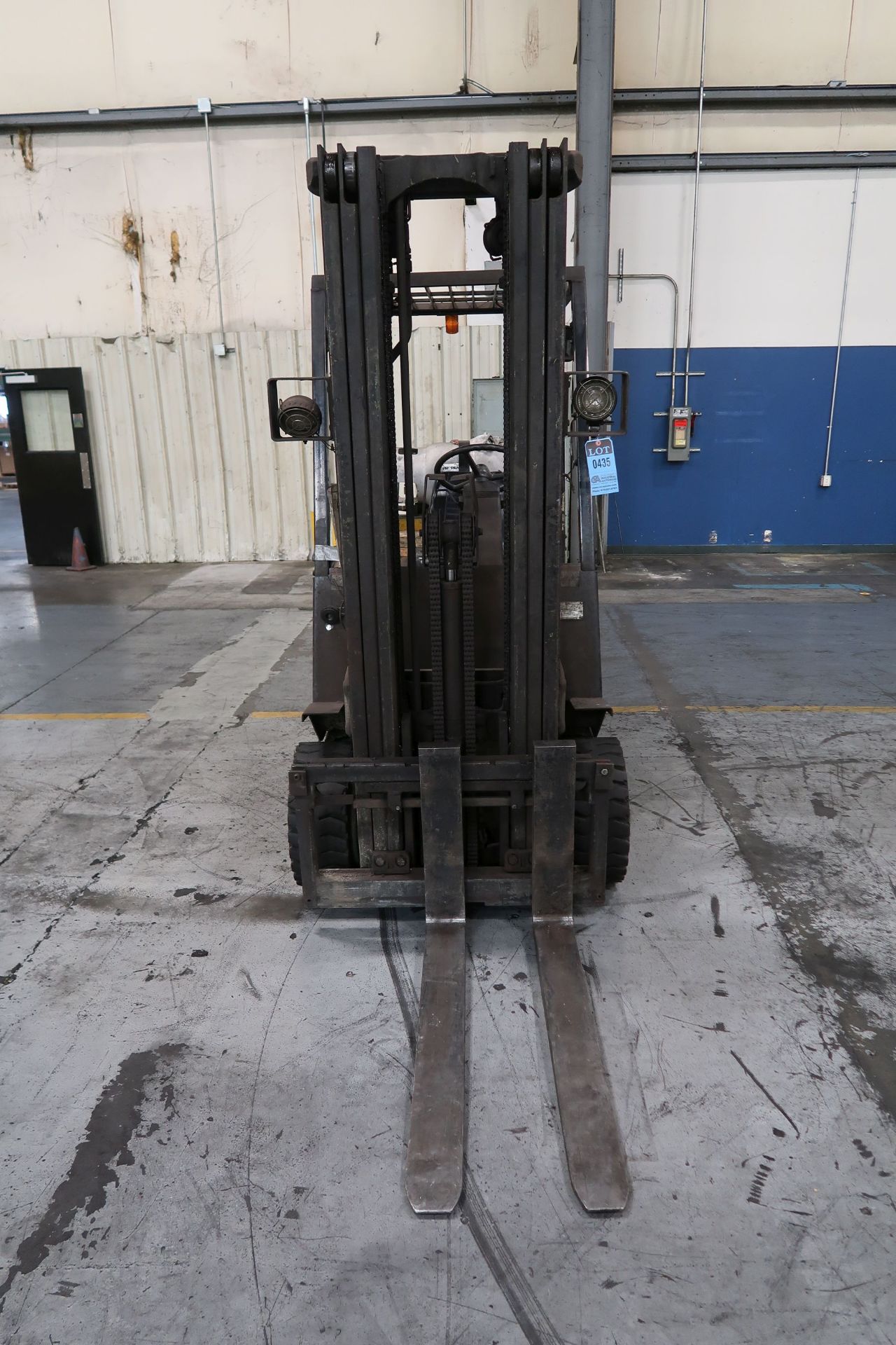 6,000 LB. YALE MODEL GLC060 LP GAS CUSHION TIRE LIFT TRUCK; S/N E187V181002, THREE STAGE MAST, - Image 5 of 8