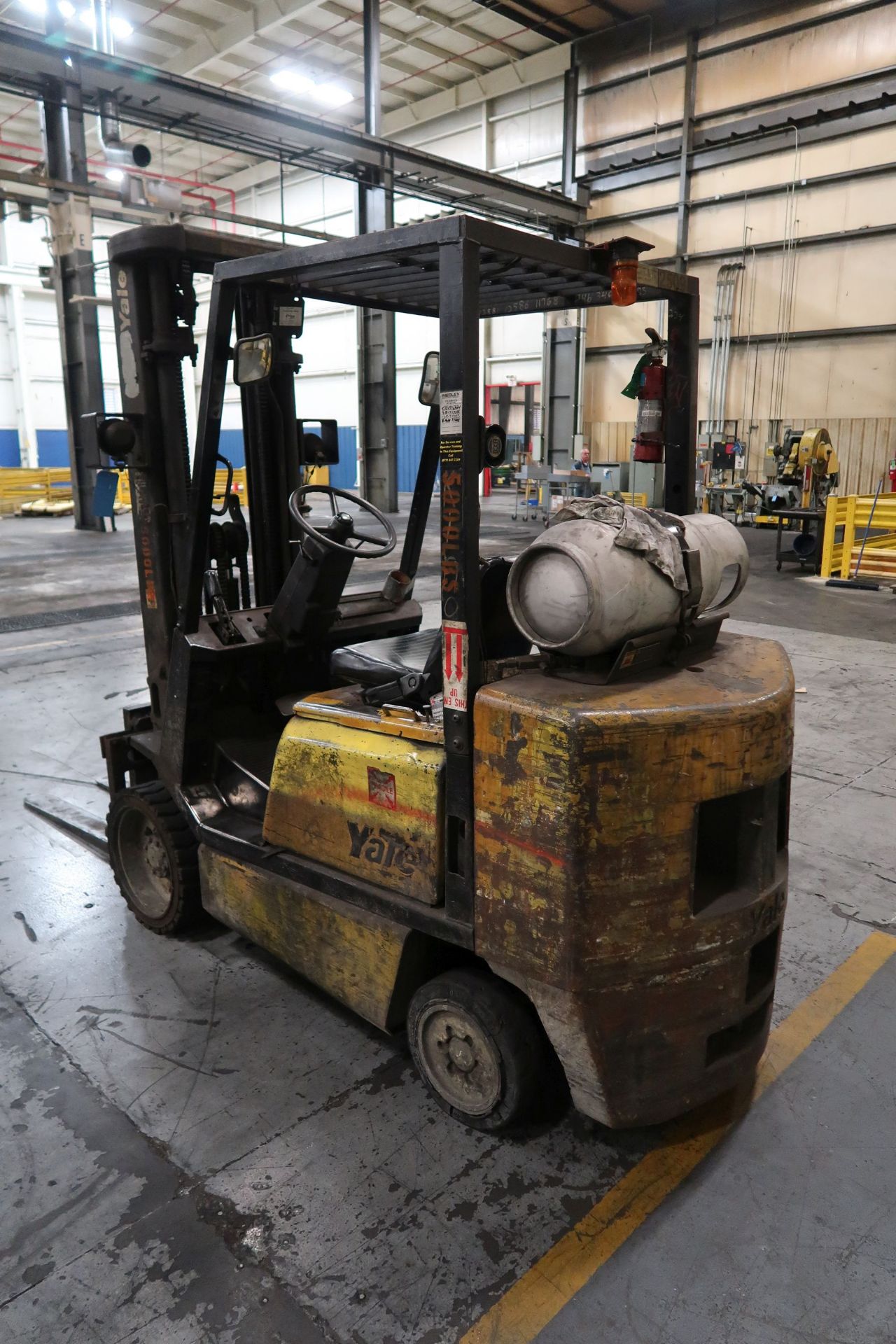 6,000 LB. YALE MODEL GLC060 LP GAS CUSHION TIRE LIFT TRUCK; S/N E187V181002, THREE STAGE MAST, - Image 4 of 8