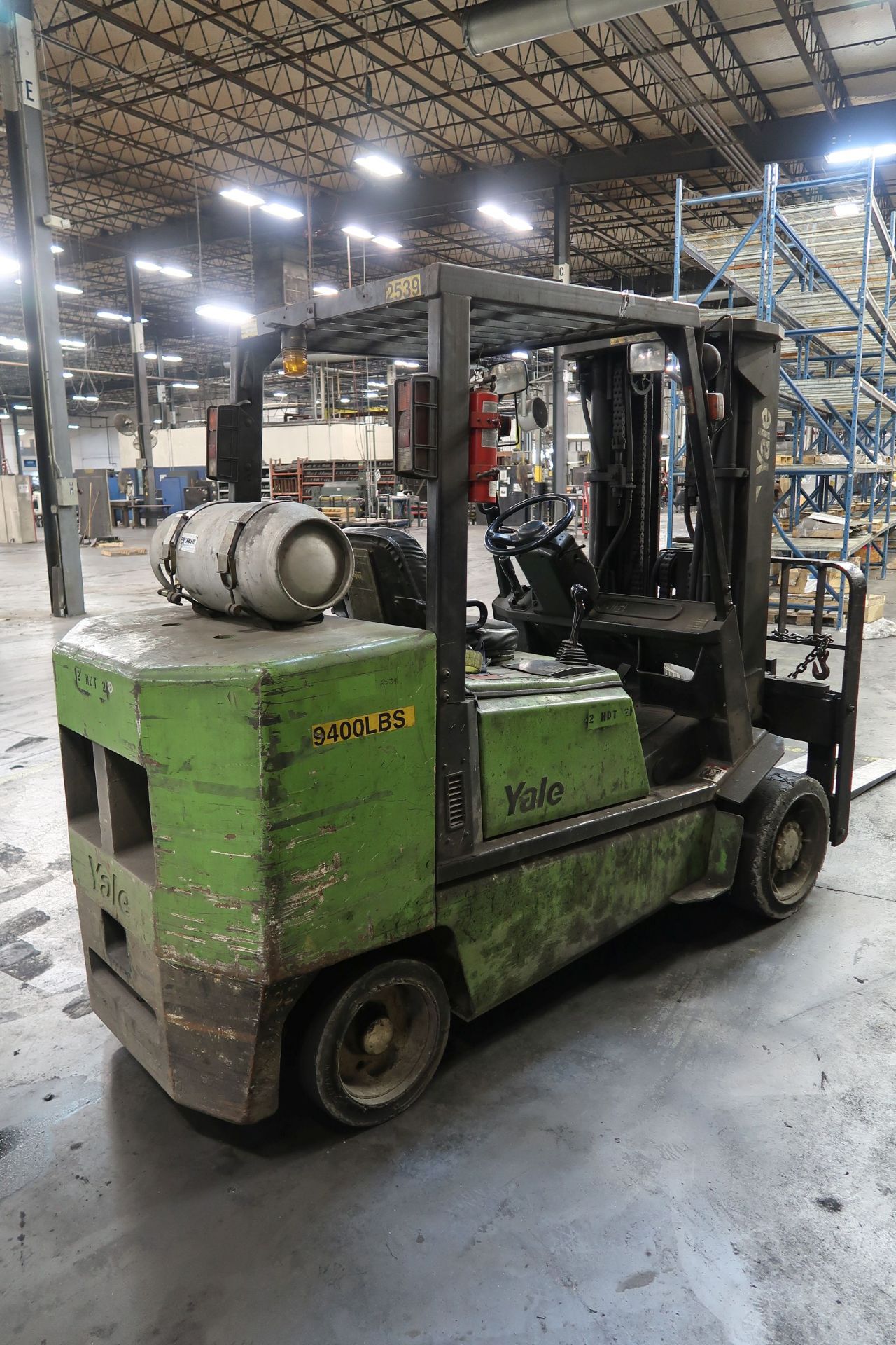 9,400 LB. YALE MODEL GLC100 LP GAS SOLID TIRE LIFT TRUCK; S/N B818N01620W, SIDE SHIFT, THREE STAGE - Image 3 of 8