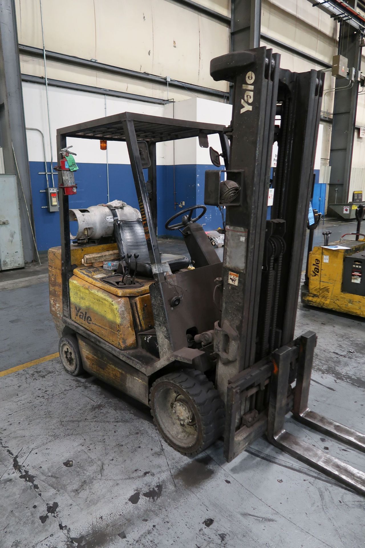 6,000 LB. YALE MODEL GLC060 LP GAS CUSHION TIRE LIFT TRUCK; S/N E187V181002, THREE STAGE MAST, - Image 2 of 8