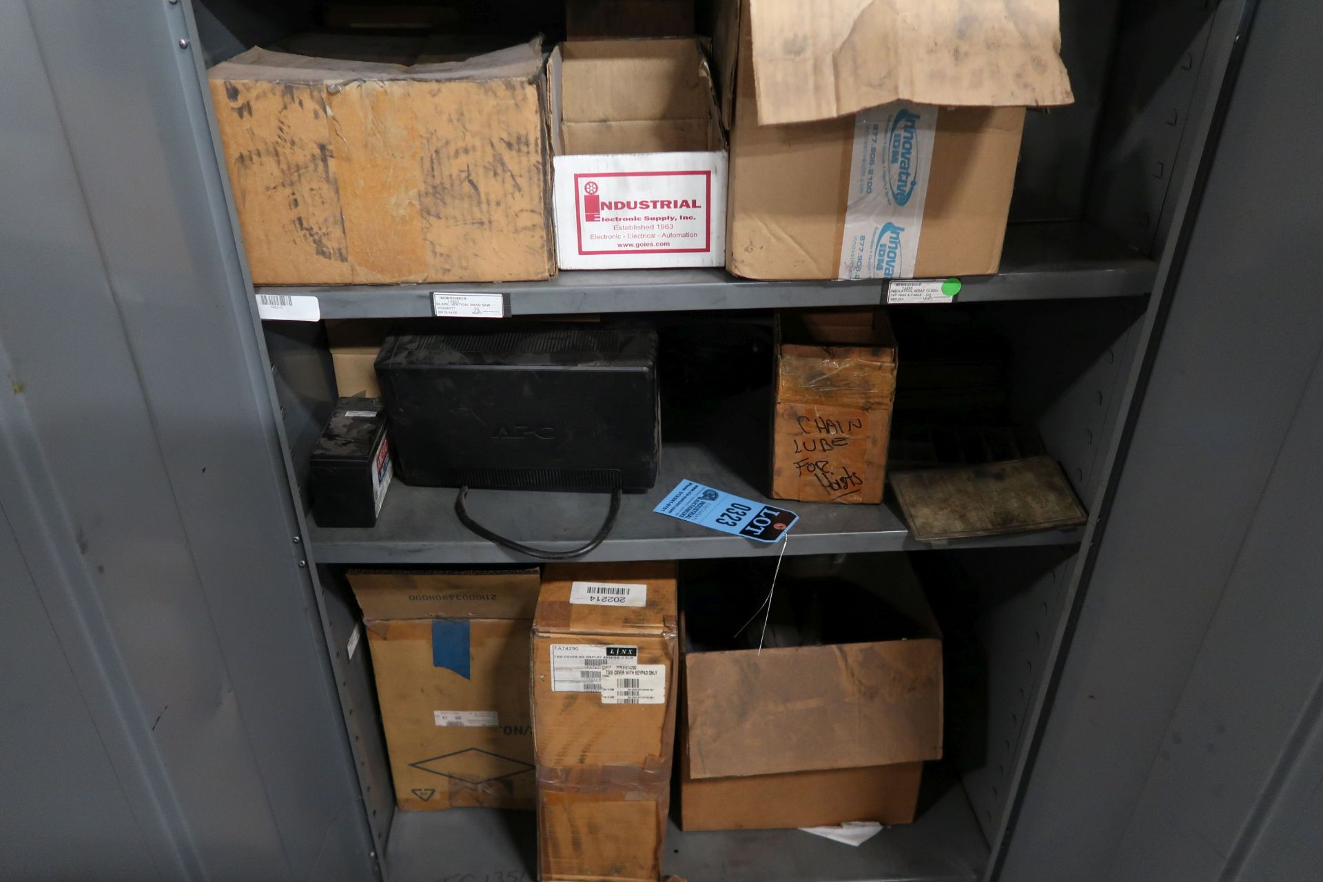 (LOT) STORAGE CABINET WITH MACHINE PARTS **LOADING PRICE DUE TO ERRA - $50.00** - Image 3 of 3