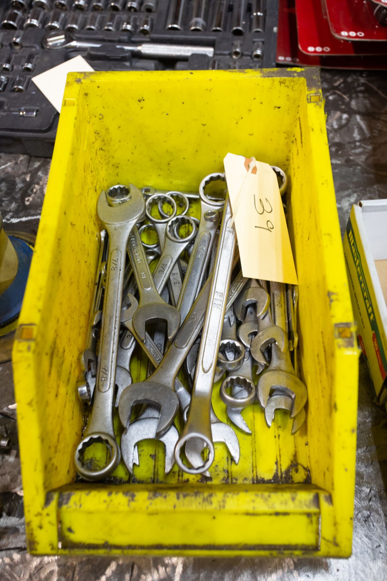 LOT OF ASSORTED WRENCHES