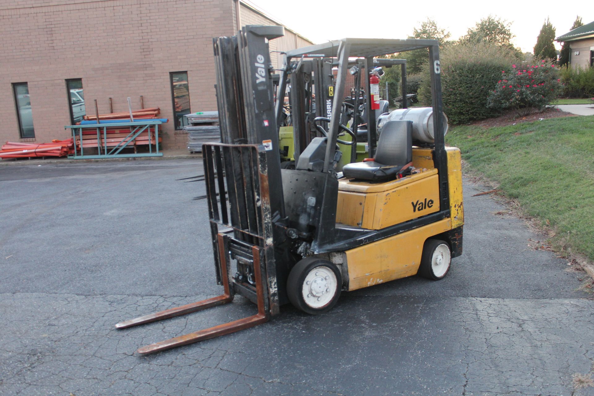 Yale 4000 lbs Propane forklift Model GLC040AFNUAE082 - Image 2 of 6