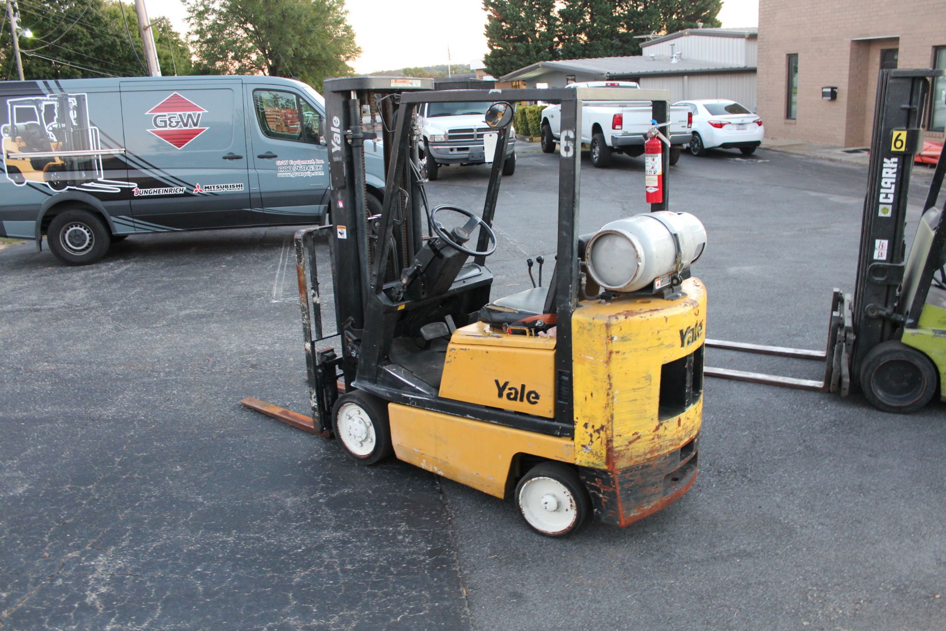 Yale 4000 lbs Propane forklift Model GLC040AFNUAE082 - Image 3 of 6