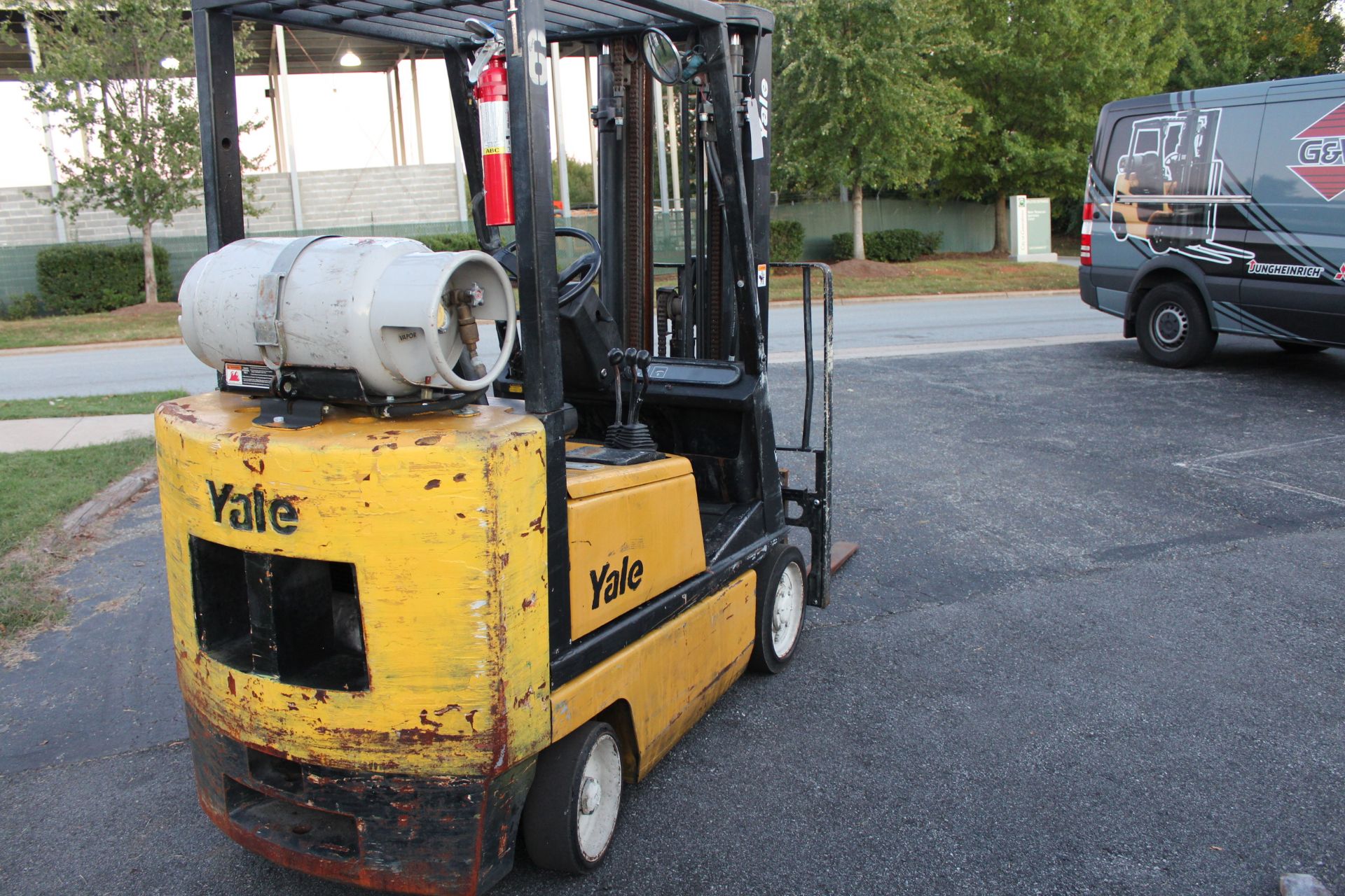 Yale 4000 lbs Propane forklift Model GLC040AFNUAE082 - Image 4 of 6