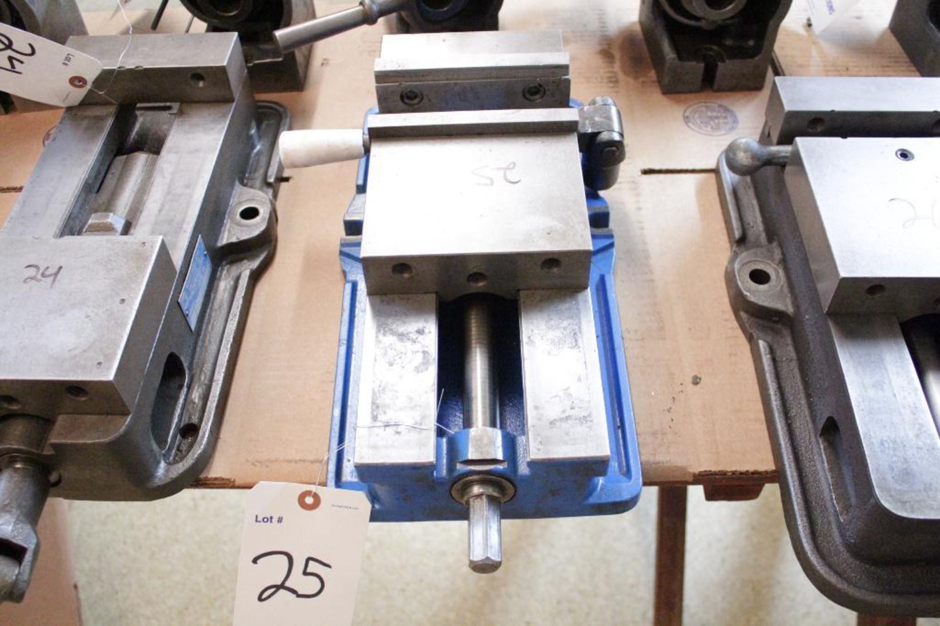 Kurt D-675 6" milling machine vise