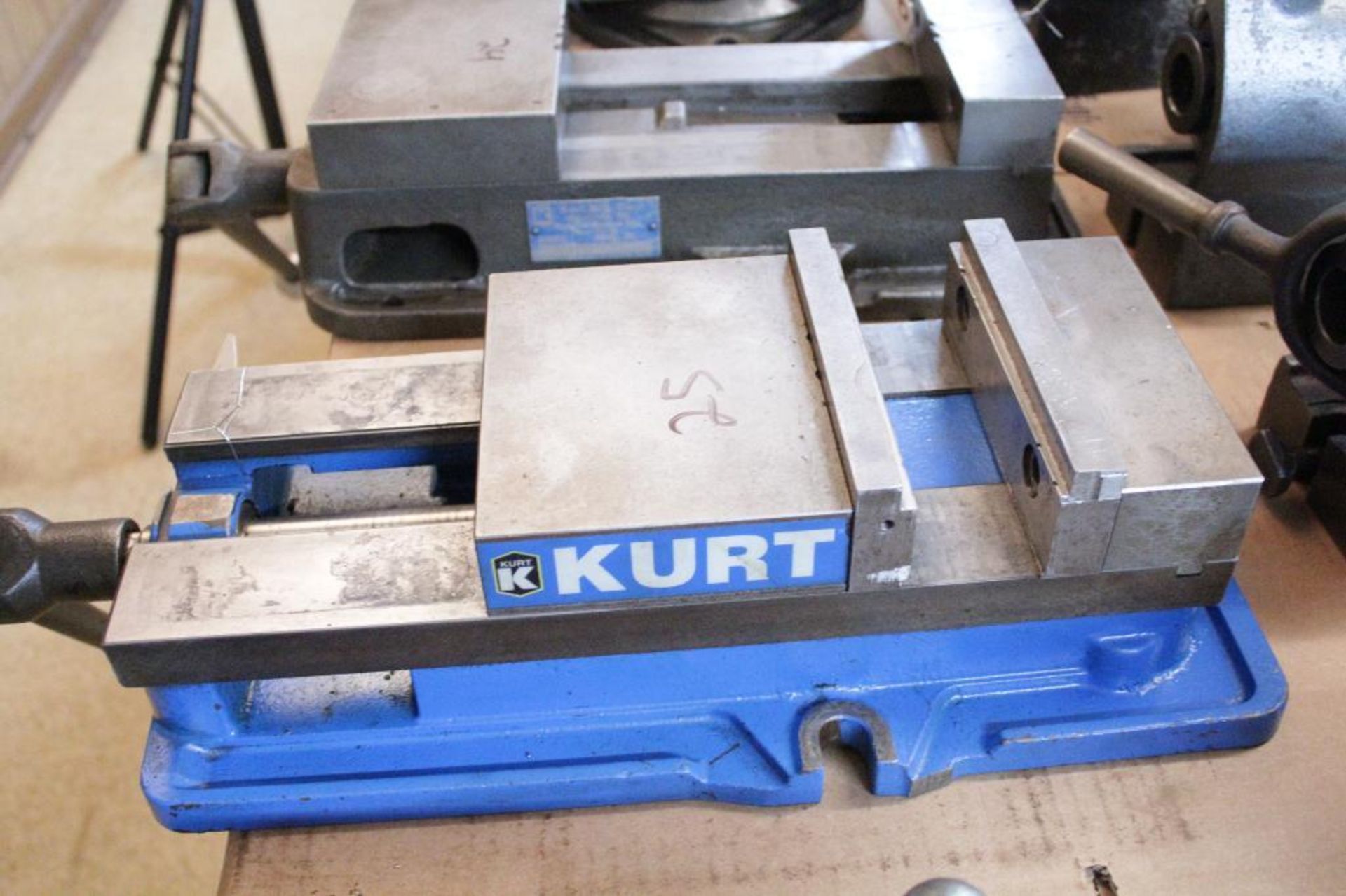 Kurt D-675 6" milling machine vise - Image 3 of 4