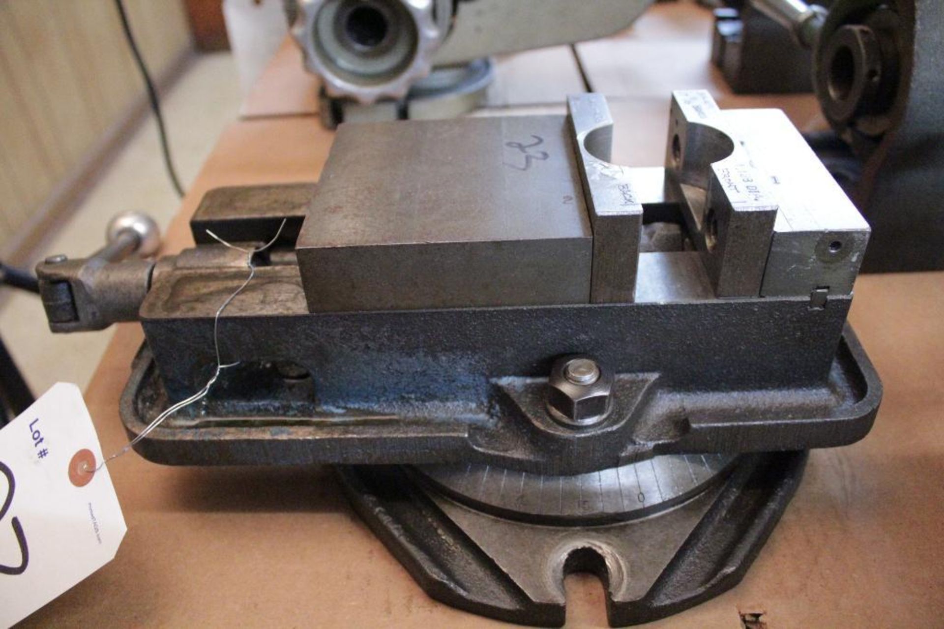 Kurt 4" vise w/ swivel base - Image 3 of 5