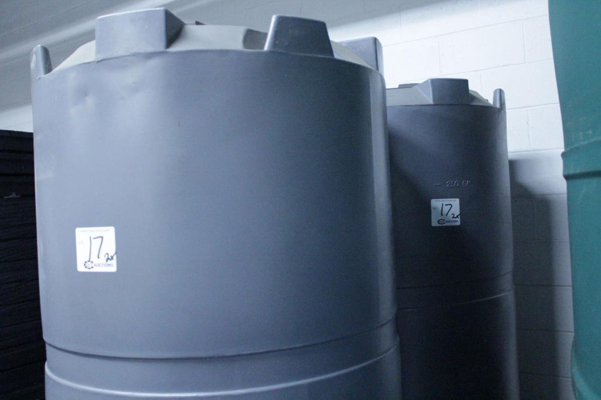 250 Gallon vertical storage tanks - Image 3 of 4