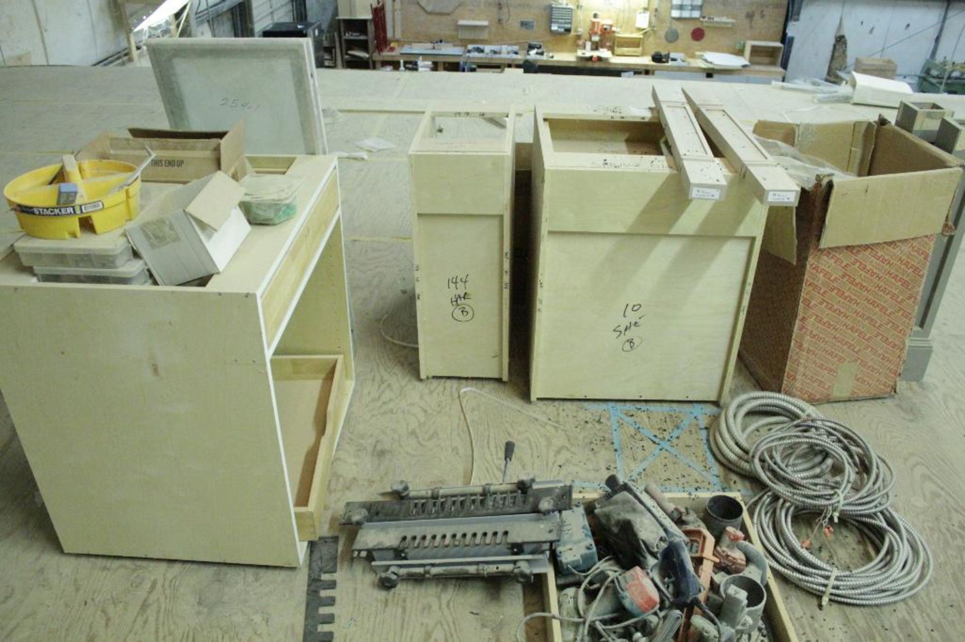 Contents of mezzanine cabinets, molding & tools - Image 3 of 6