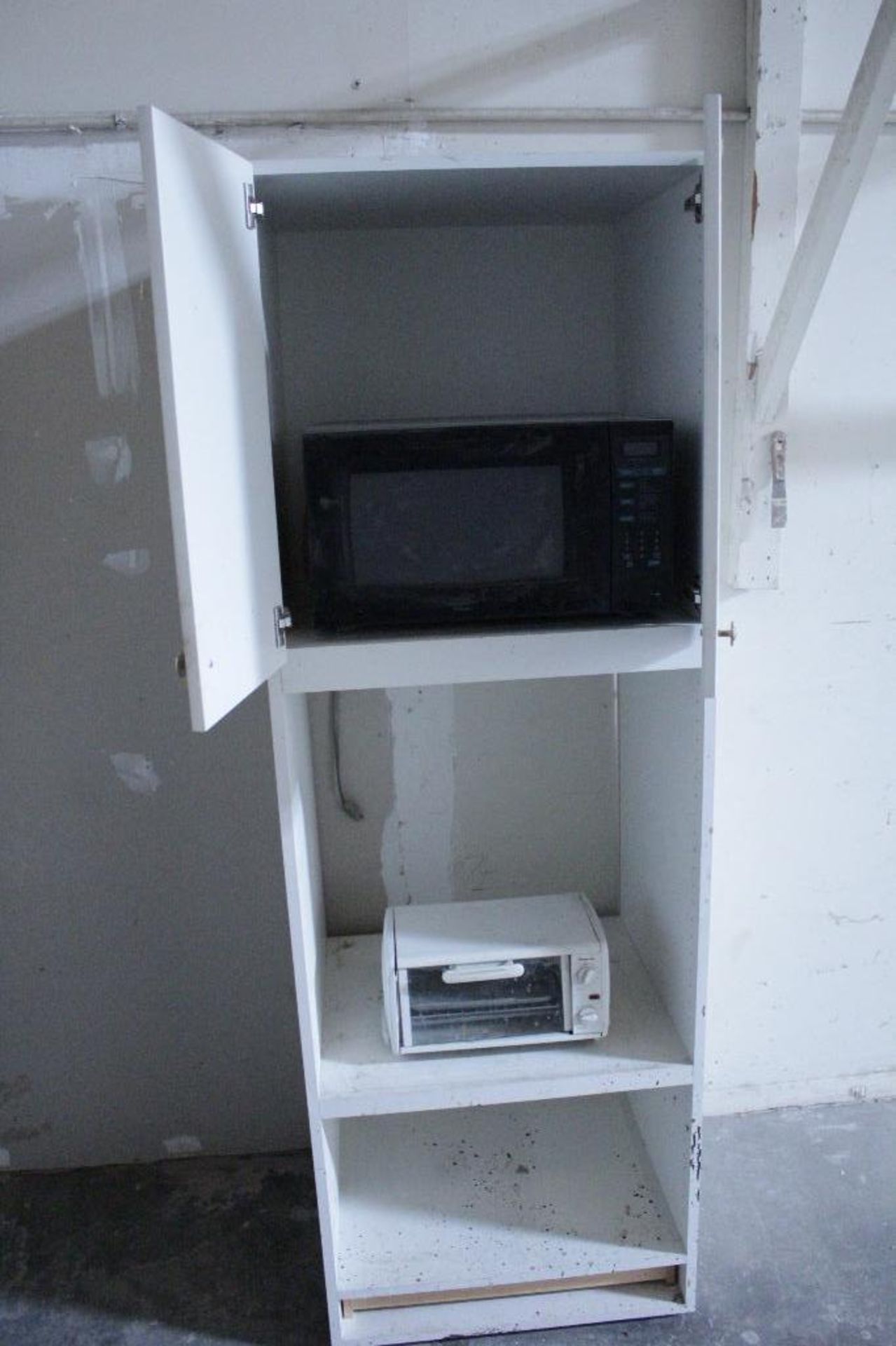 Cabinet w/ microwave - Image 3 of 3