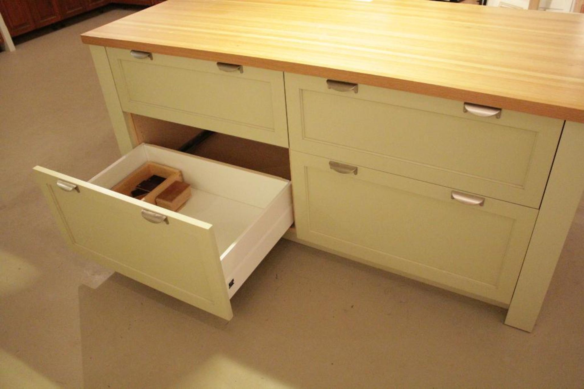 Display Kitchen Island - Image 3 of 3