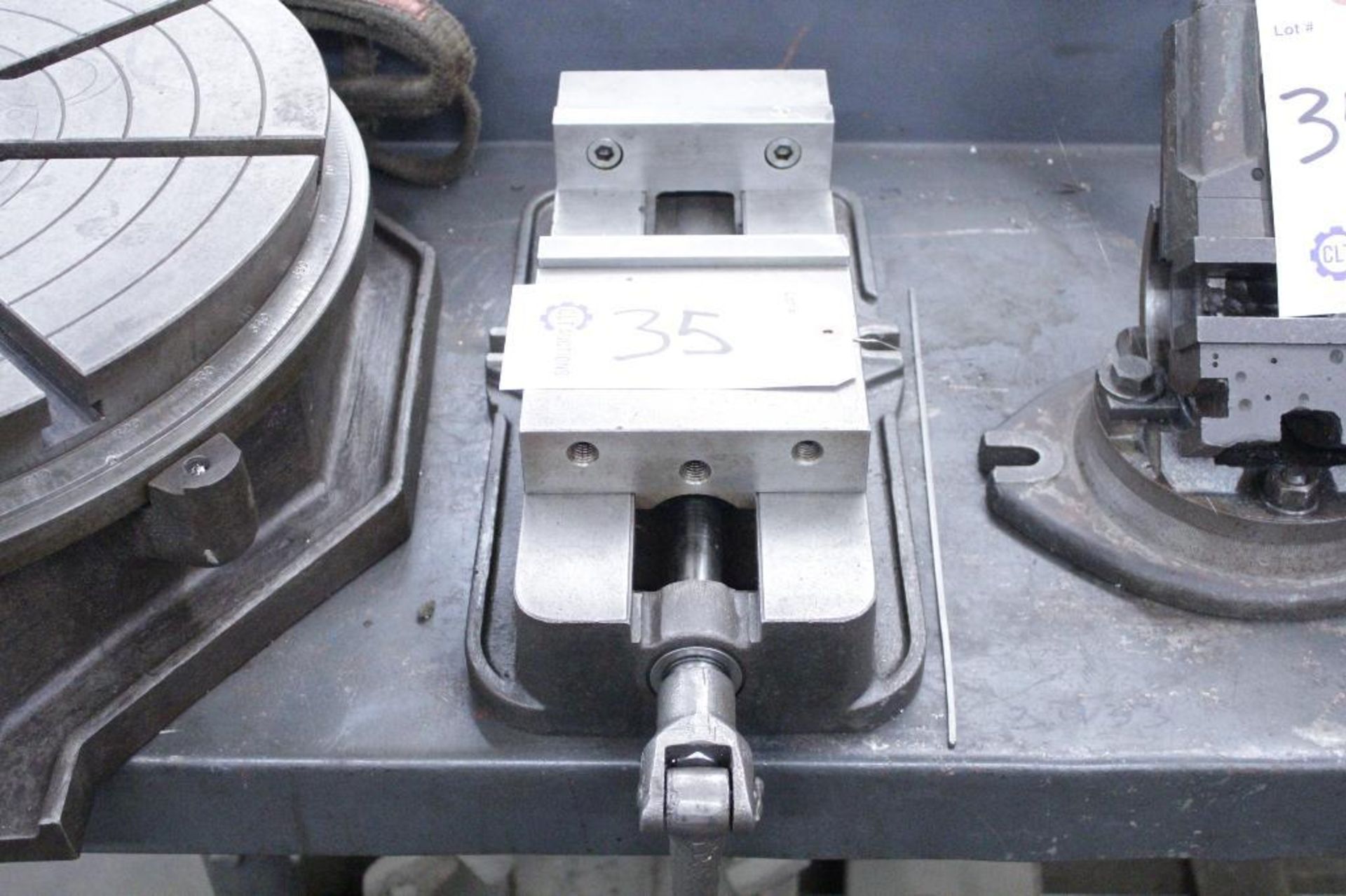 Kurt D-675 6" milling machine vise