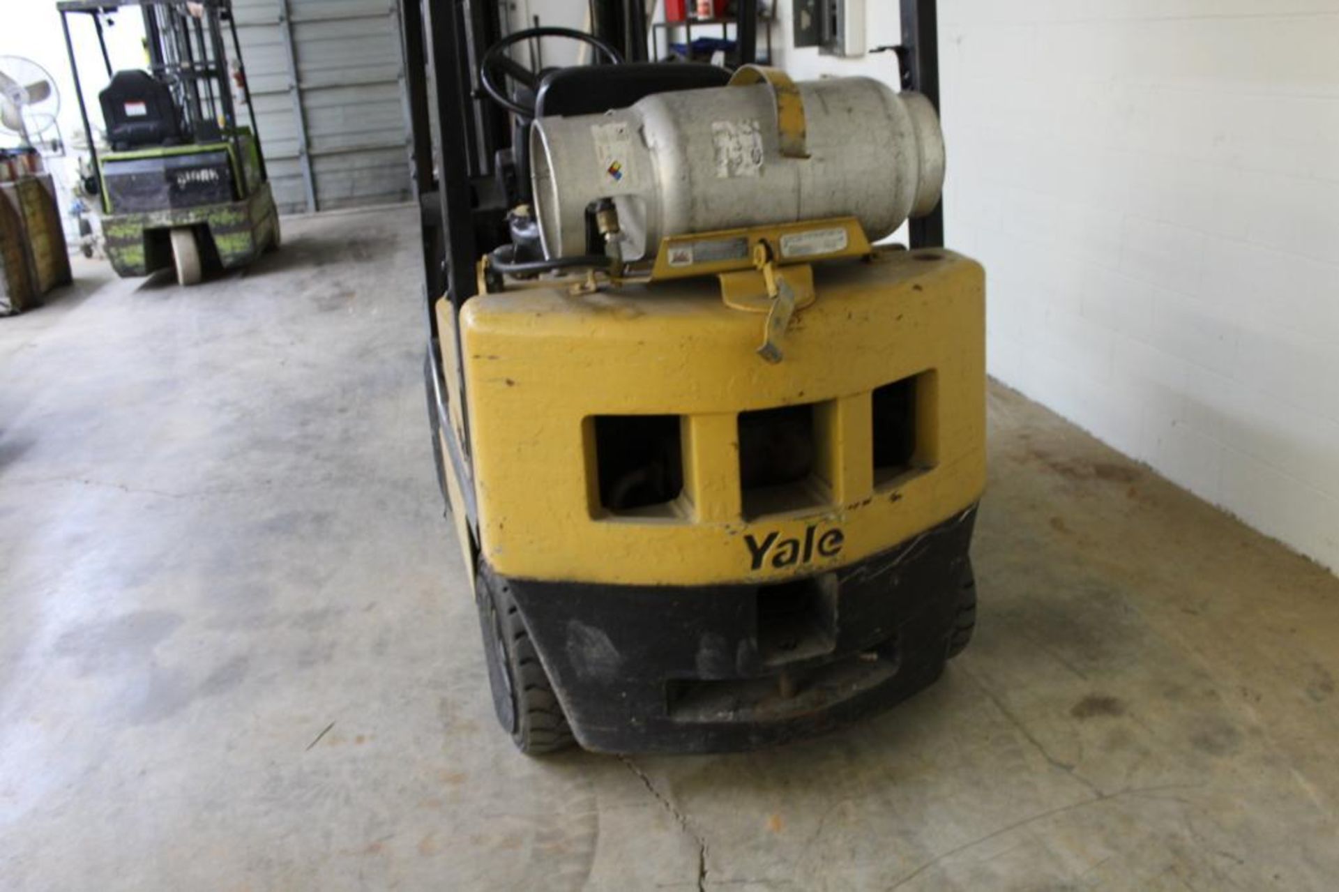 Yale GLP030BFNUAEO 3000lbs pneumatic tire LP forklift - Image 8 of 12