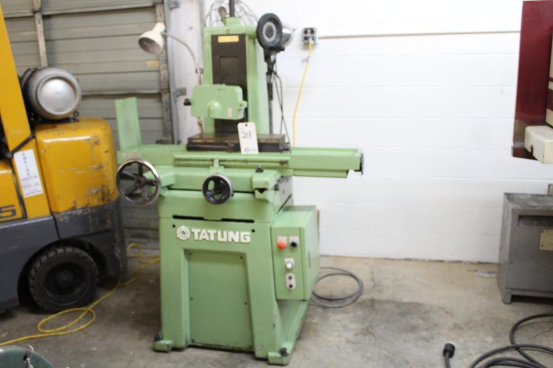 Tatung 6" x 18" hand feed surface grinder - Image 5 of 5