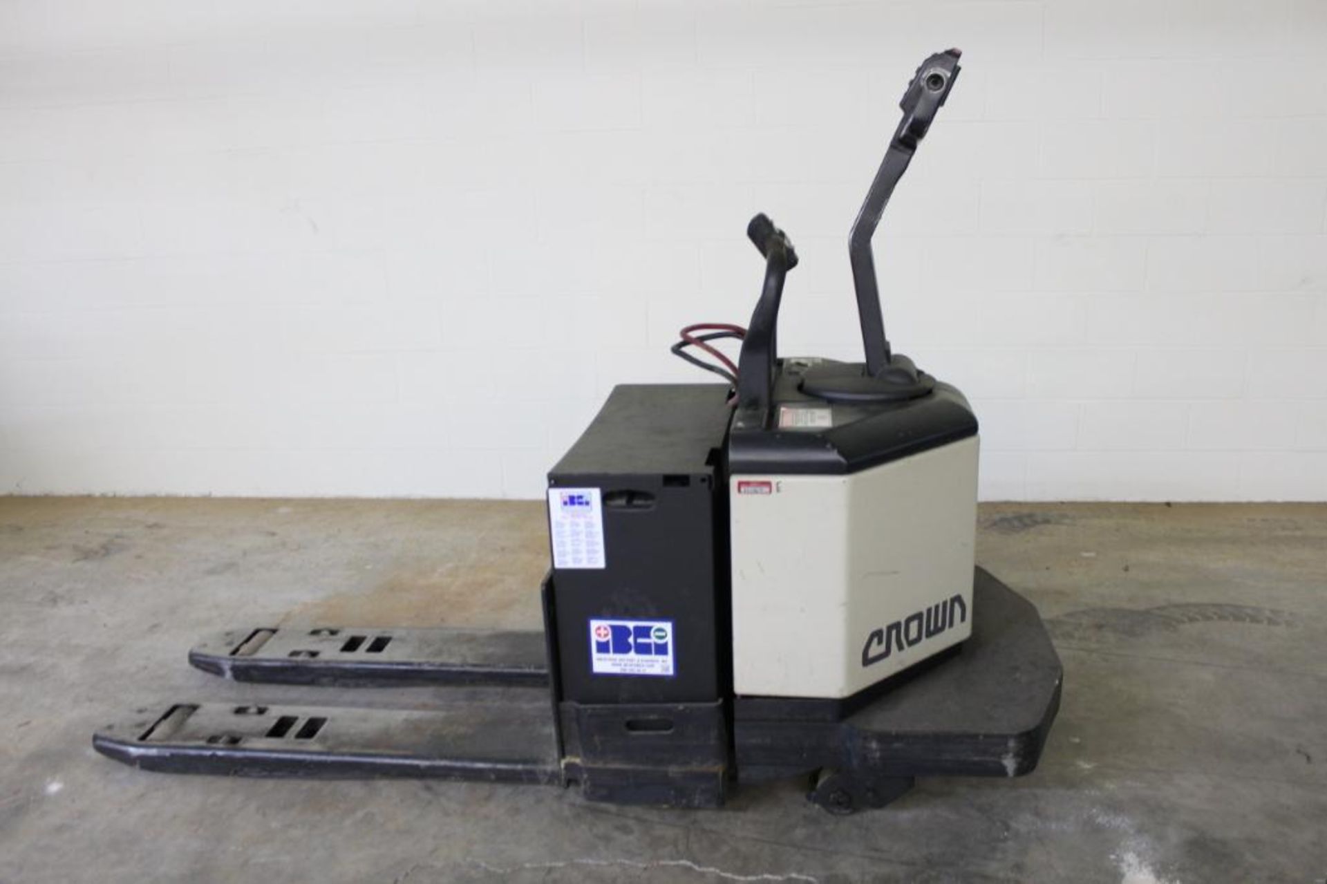 Crown PE3520-60 Rider pallet jack - Image 3 of 9