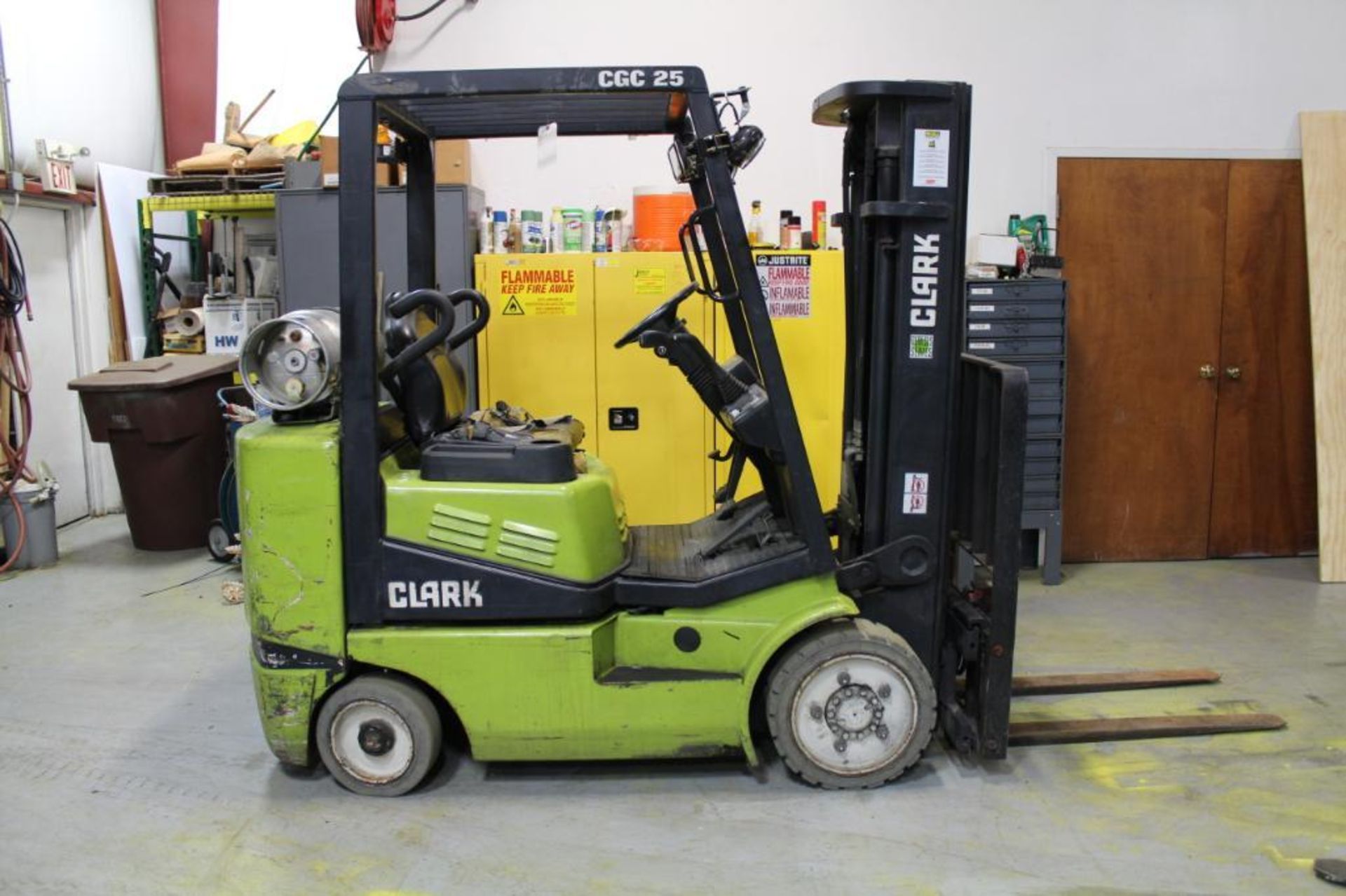 Clark CGC25 4500 LB. fork truck