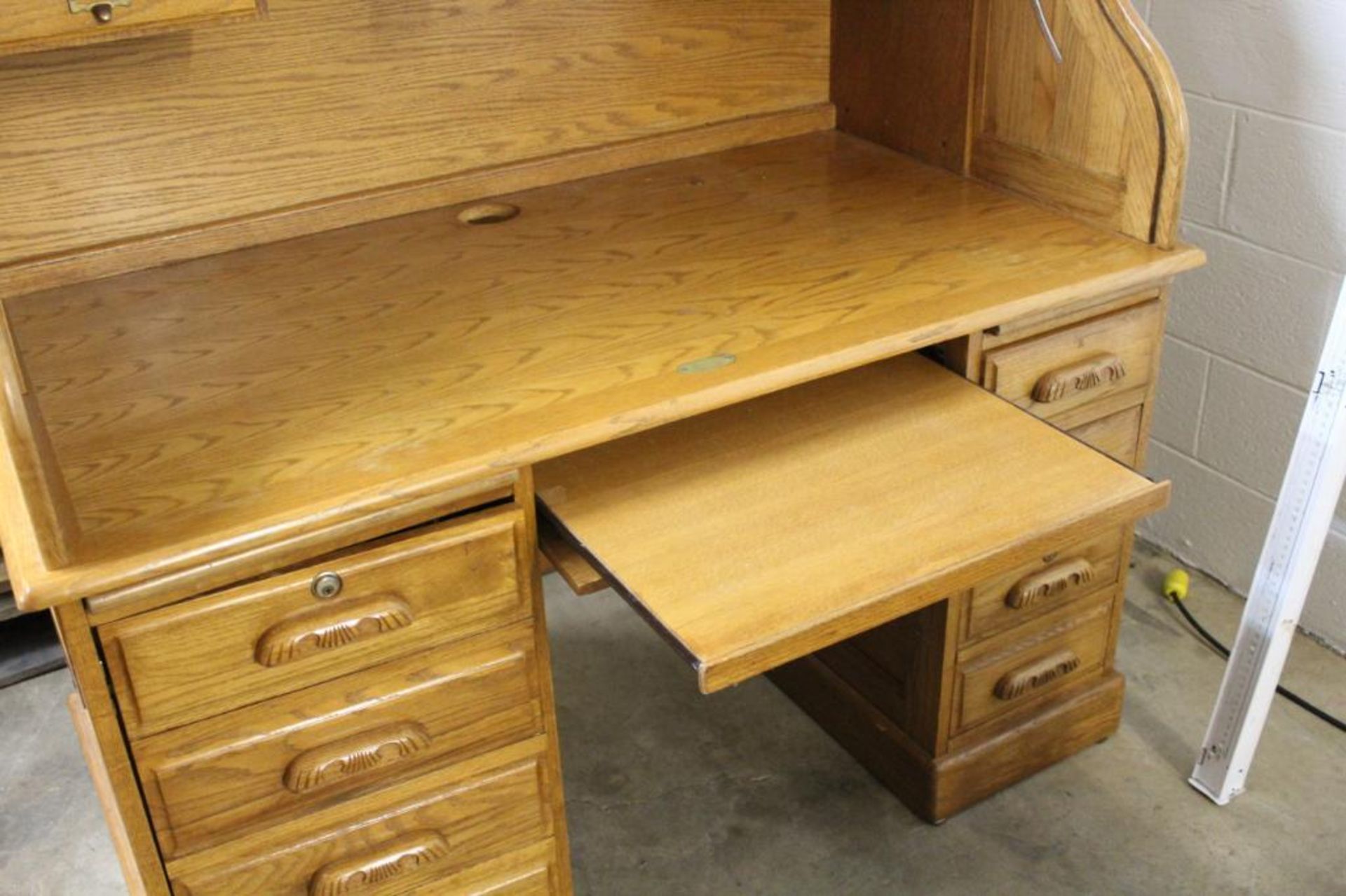 Oak roll top desk - Image 5 of 5